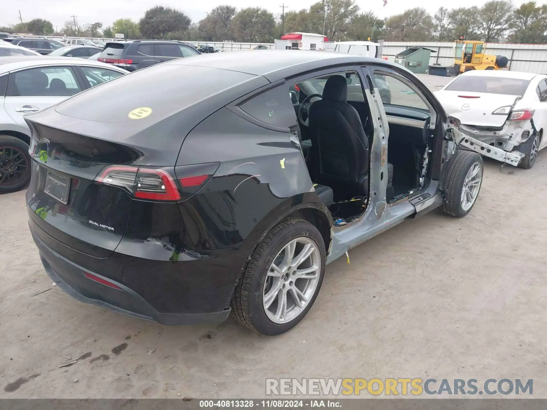 4 Photograph of a damaged car 5YJYGDEE8MF281224 TESLA MODEL Y 2021