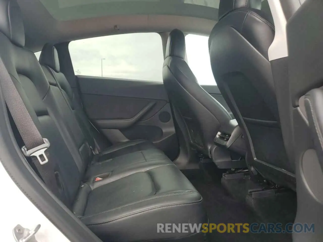 11 Photograph of a damaged car 5YJYGDEE9MF200411 TESLA MODEL Y 2021