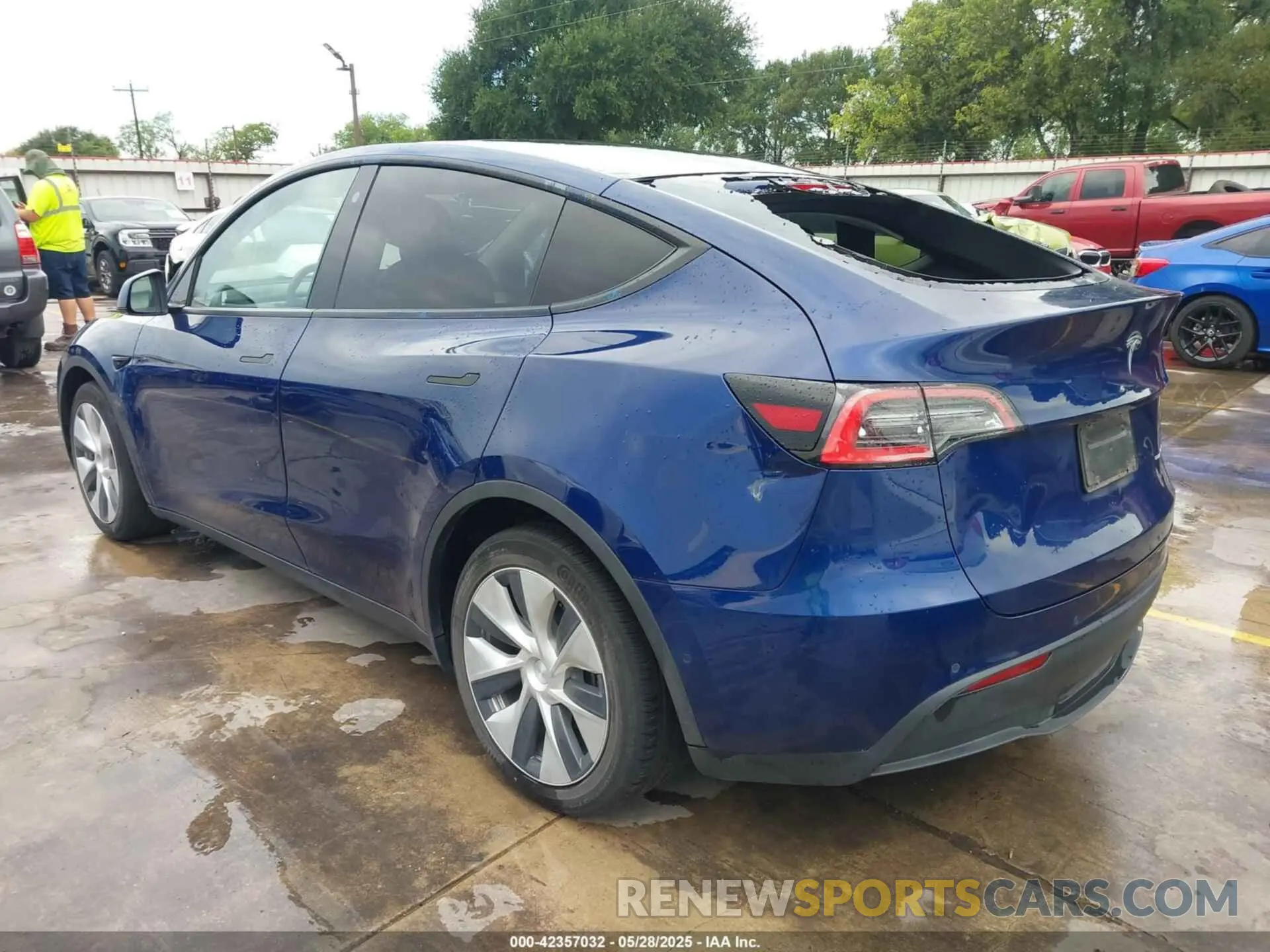 3 Photograph of a damaged car 5YJYGDEEXMF066671 TESLA MODEL Y 2021