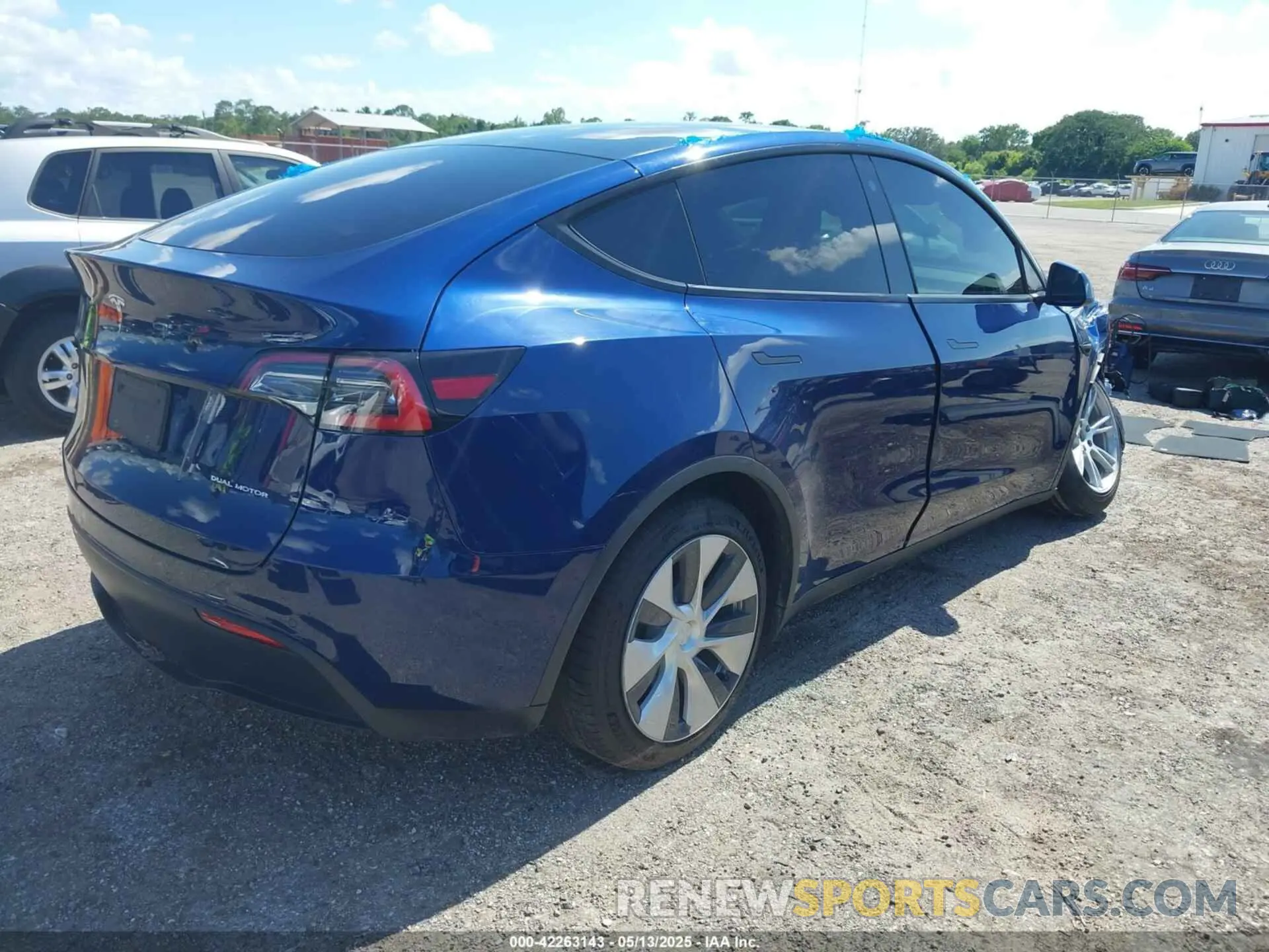 4 Photograph of a damaged car 5YJYGDEEXMF068663 TESLA MODEL Y 2021