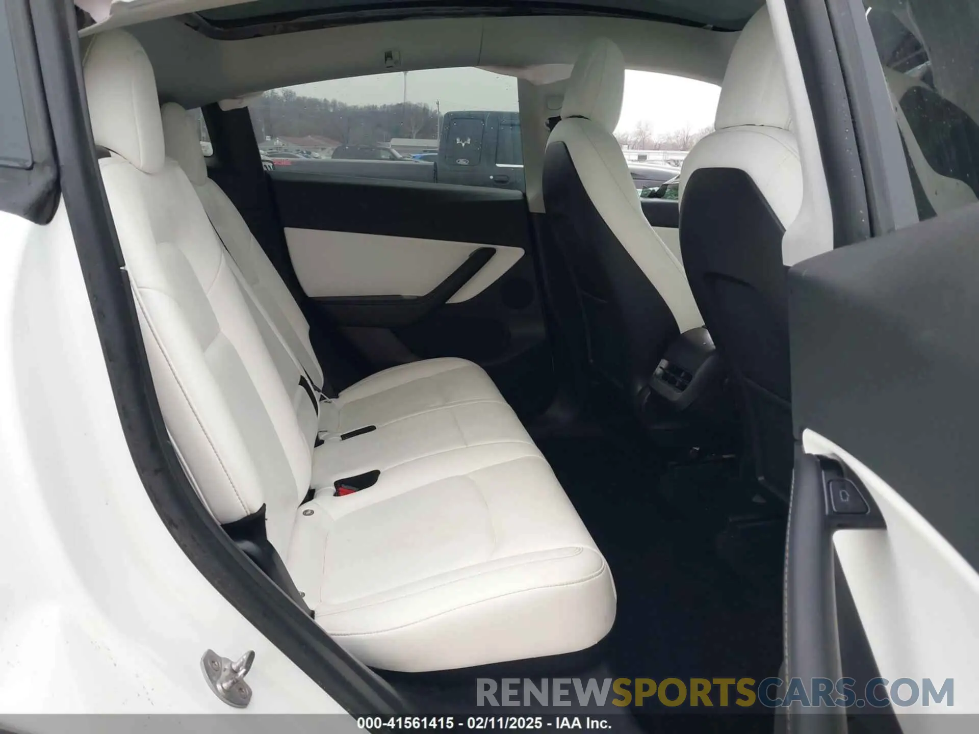 8 Photograph of a damaged car 5YJYGDEEXMF071157 TESLA MODEL Y 2021