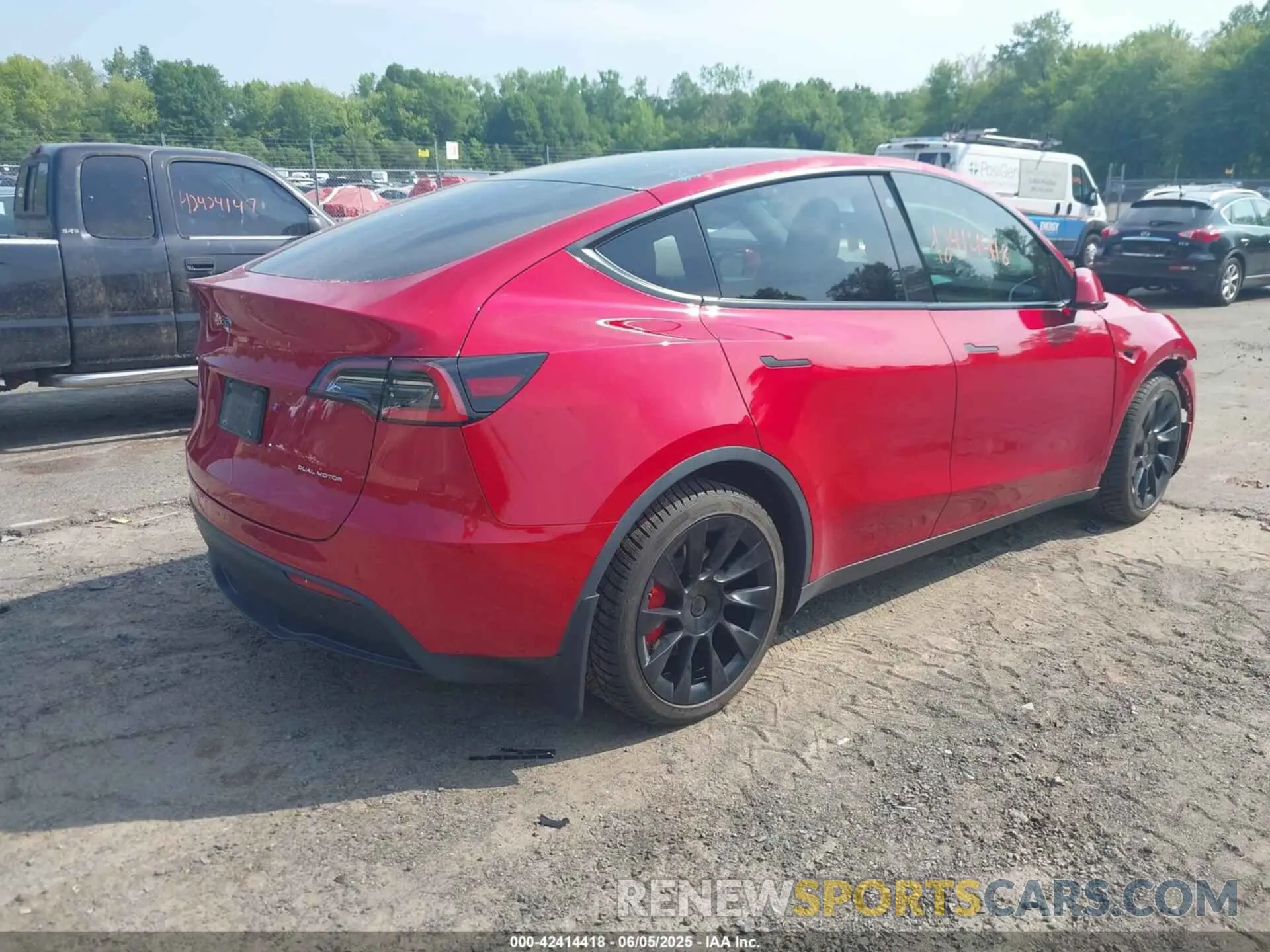 4 Photograph of a damaged car 5YJYGDEEXMF092431 TESLA MODEL Y 2021