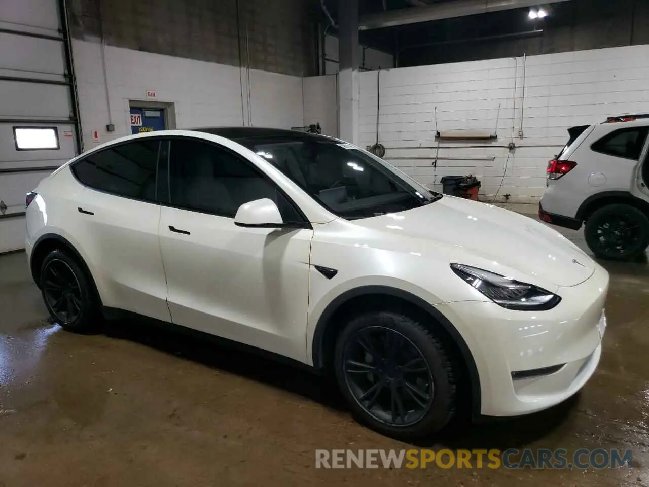 4 Photograph of a damaged car 5YJYGDEEXMF098472 TESLA MODEL Y 2021