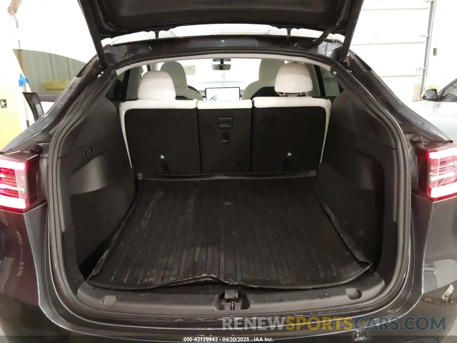19 Photograph of a damaged car 5YJYGDEEXMF152093 TESLA MODEL Y 2021