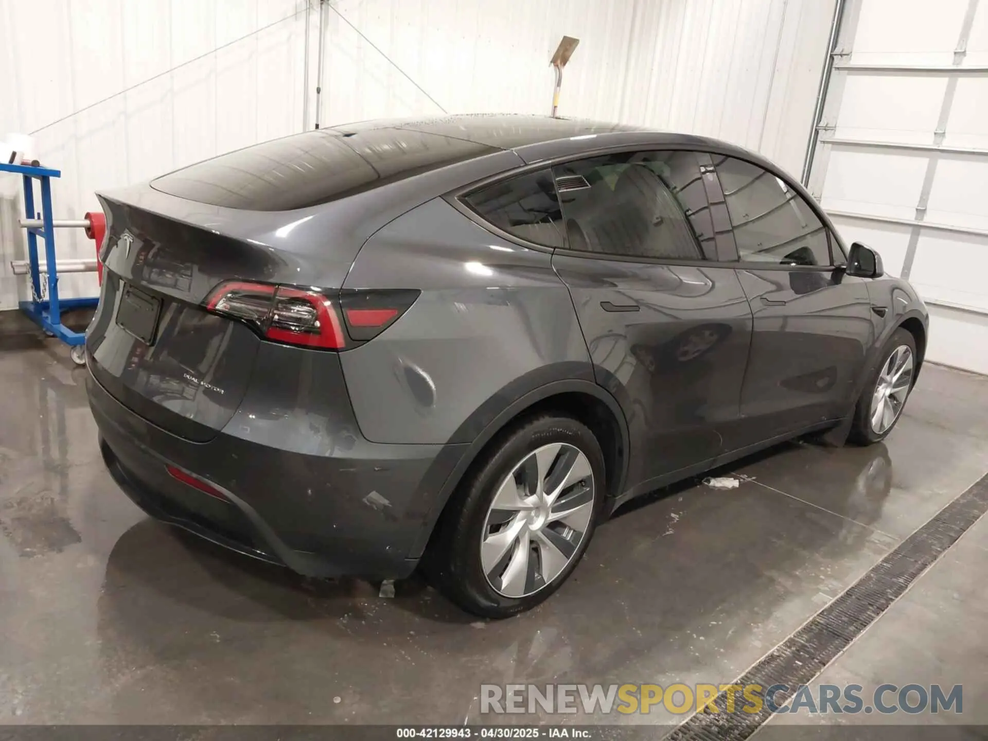 4 Photograph of a damaged car 5YJYGDEEXMF152093 TESLA MODEL Y 2021