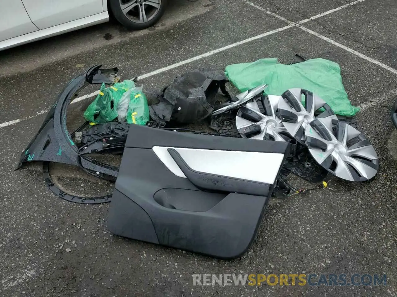 13 Photograph of a damaged car 5YJYGDEEXMF294556 TESLA MODEL Y 2021