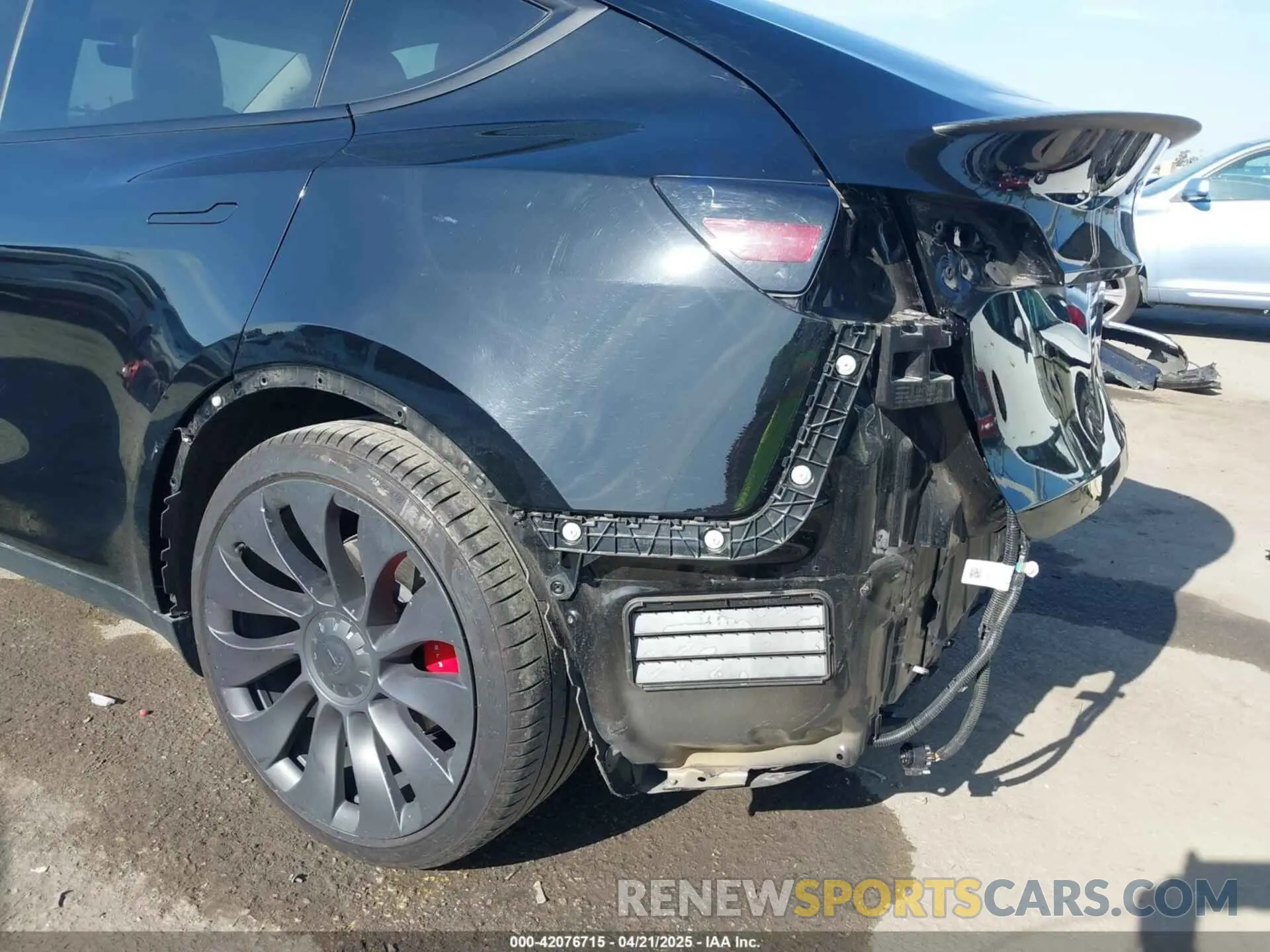 19 Photograph of a damaged car 5YJYGDEF1MF092889 TESLA MODEL Y 2021