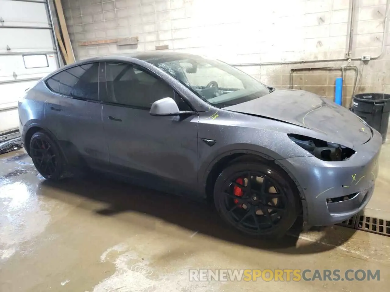 4 Photograph of a damaged car 5YJYGDEF2MF134700 TESLA MODEL Y 2021
