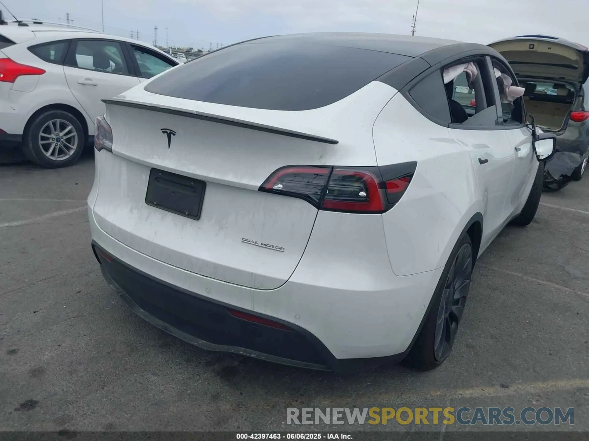 4 Photograph of a damaged car 5YJYGDEF2MF272740 TESLA MODEL Y 2021