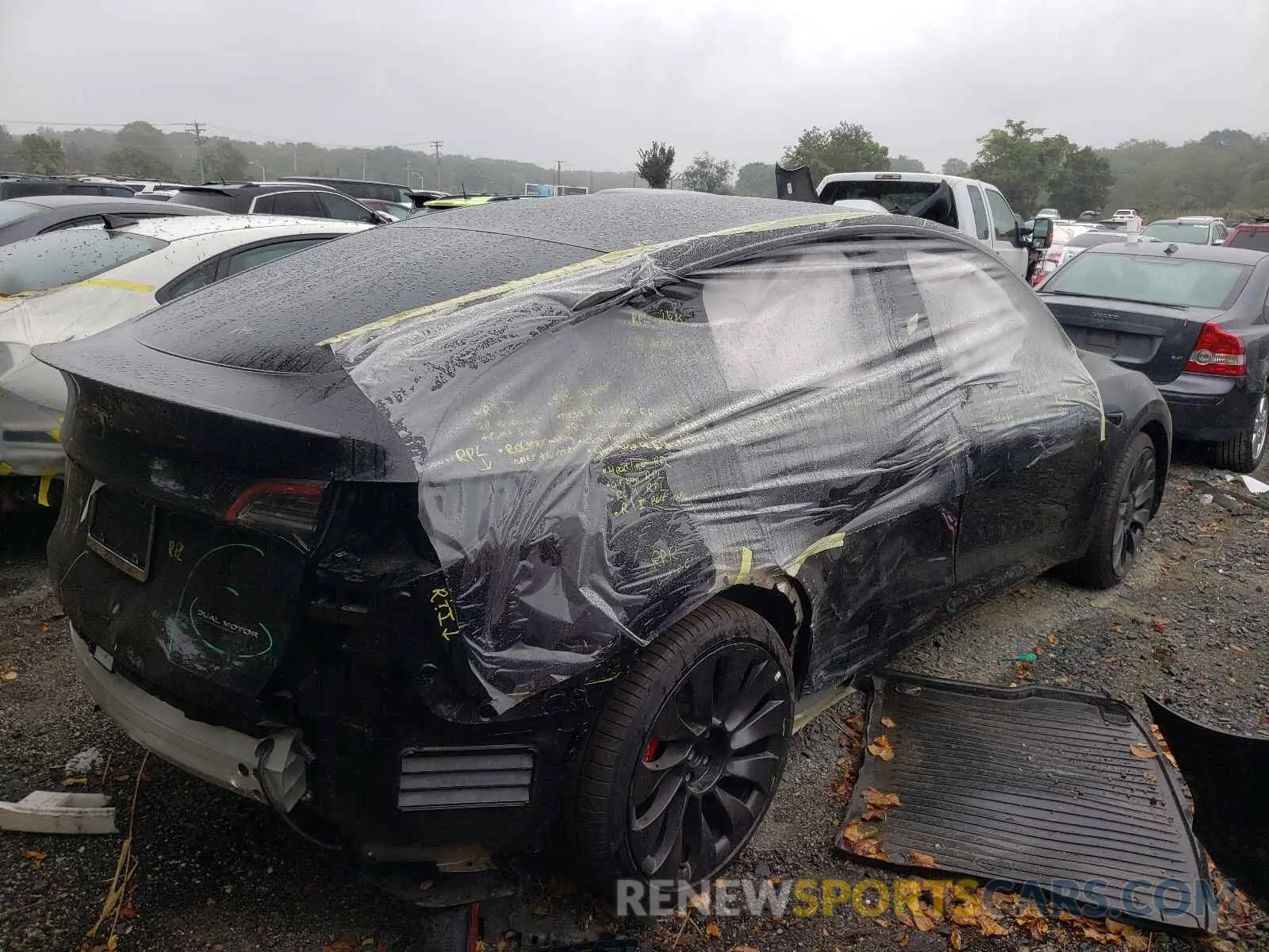 4 Photograph of a damaged car 5YJYGDEF3MF242999 TESLA MODEL Y 2021