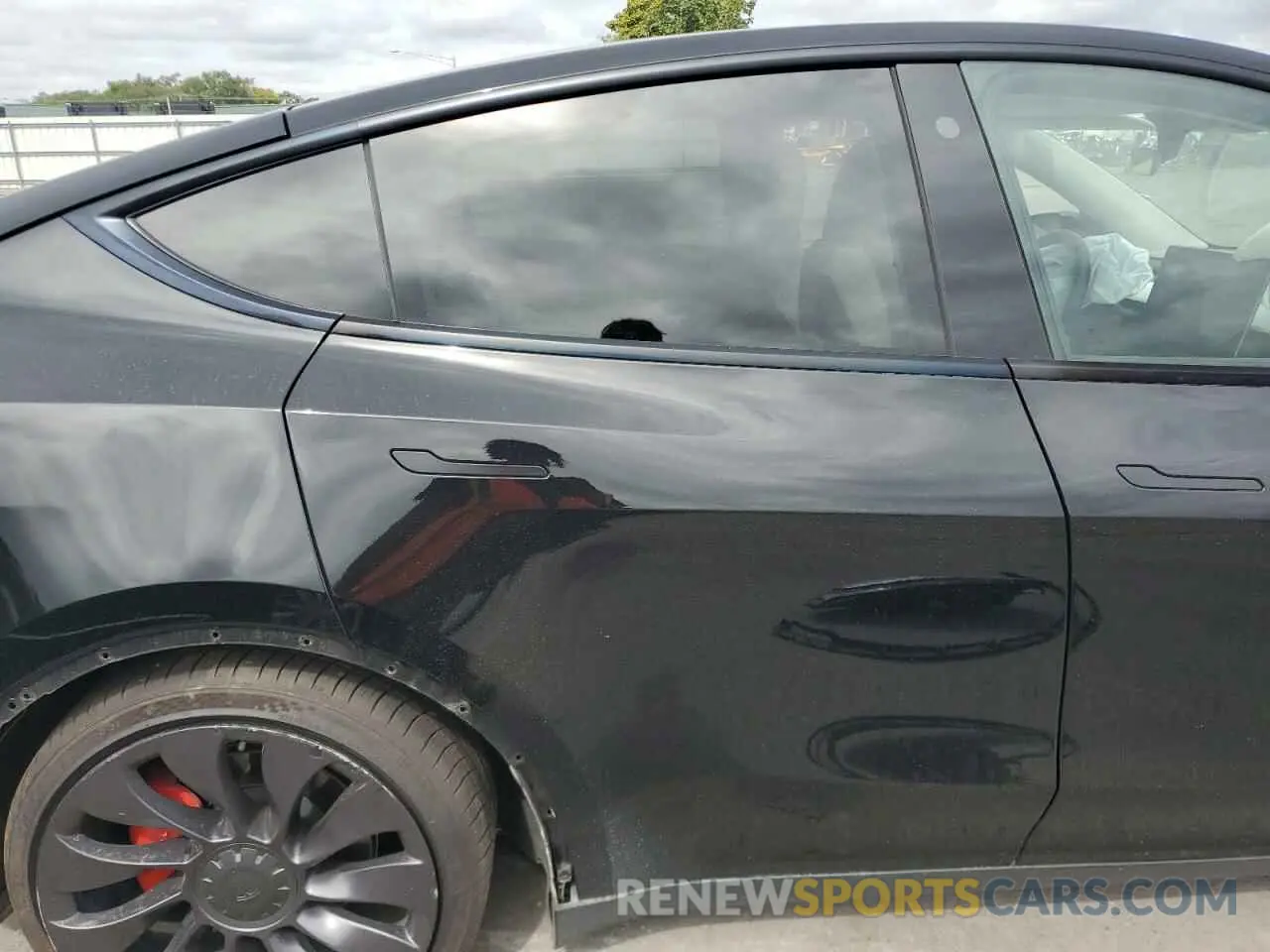 10 Photograph of a damaged car 5YJYGDEF4MF139588 TESLA MODEL Y 2021