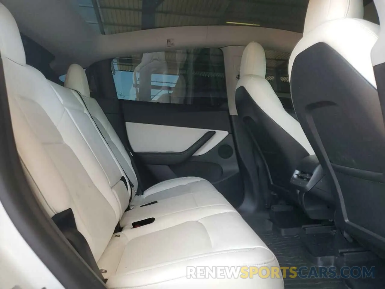 10 Photograph of a damaged car 5YJYGDEF5MF215870 TESLA MODEL Y 2021