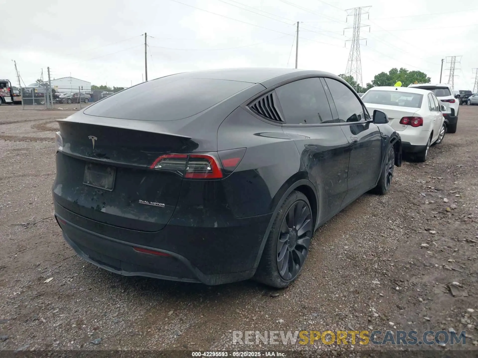 4 Photograph of a damaged car 5YJYGDEF9MF250203 TESLA MODEL Y 2021