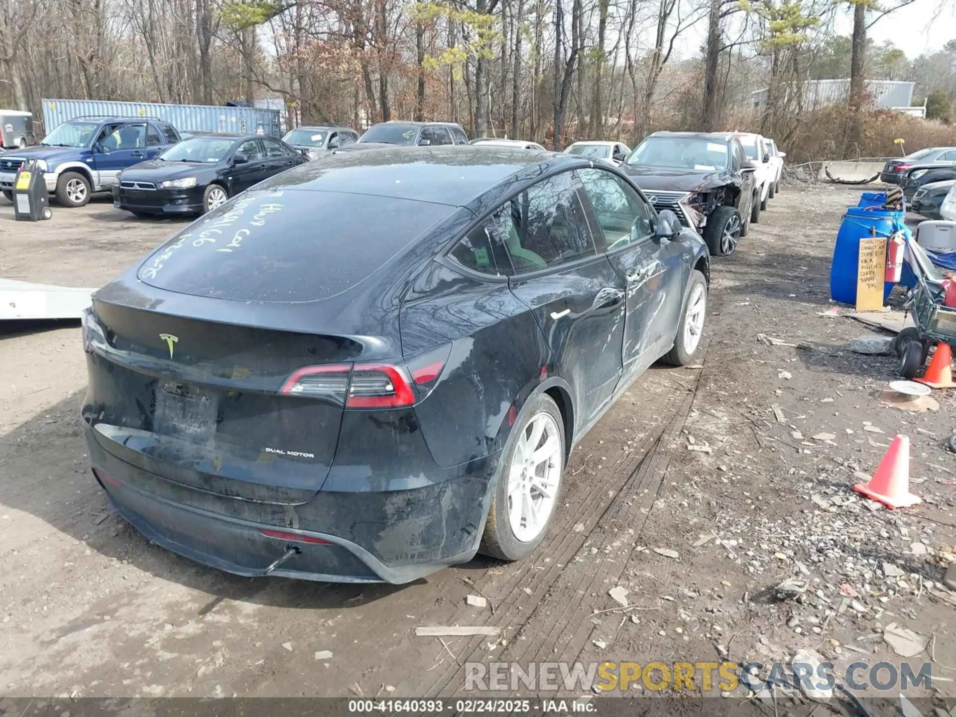 4 Photograph of a damaged car 7SAYGAEE1NF364514 TESLA MODEL Y 2022