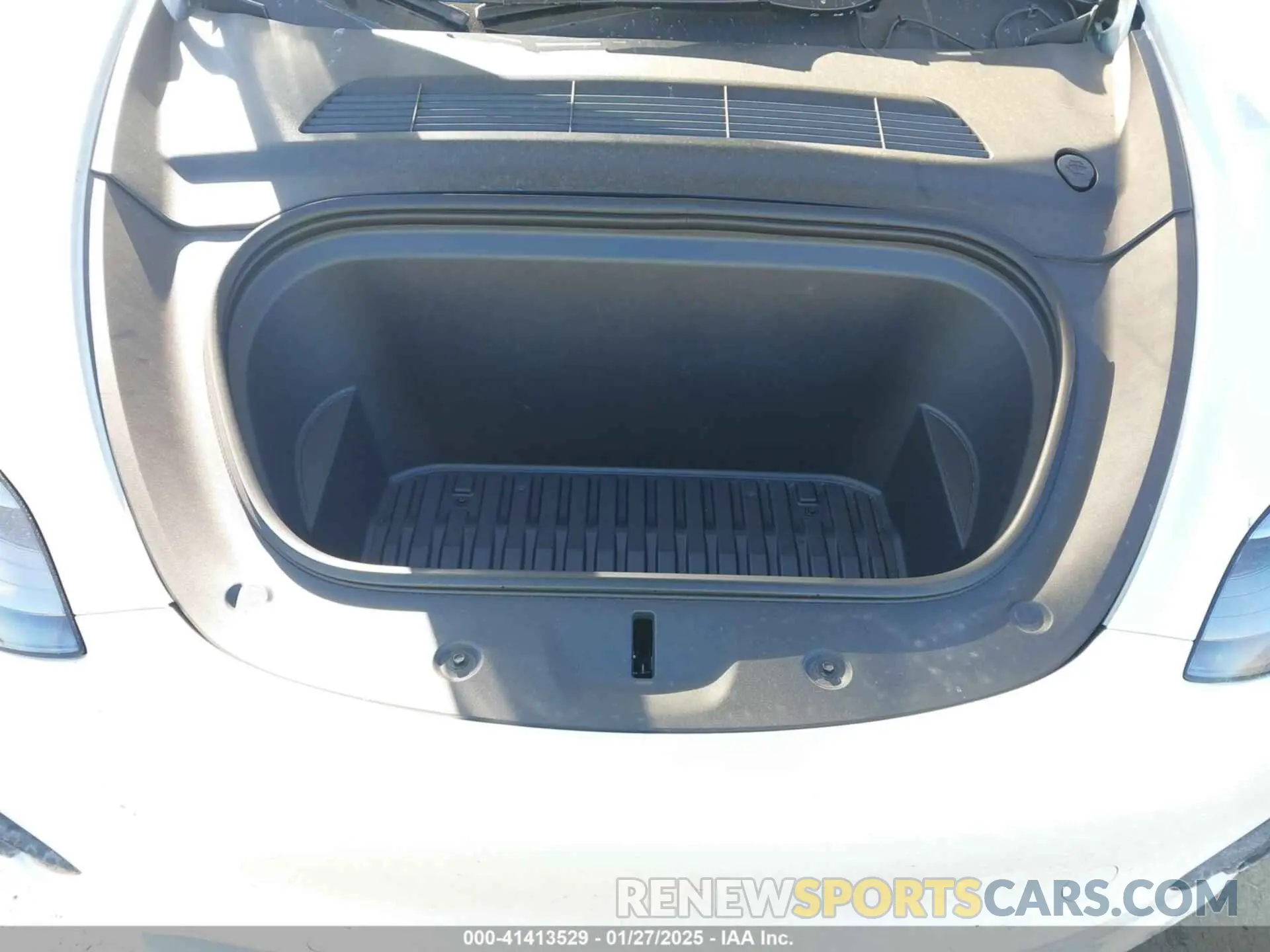 10 Photograph of a damaged car 7SAYGAEE2NF550692 TESLA MODEL Y 2022