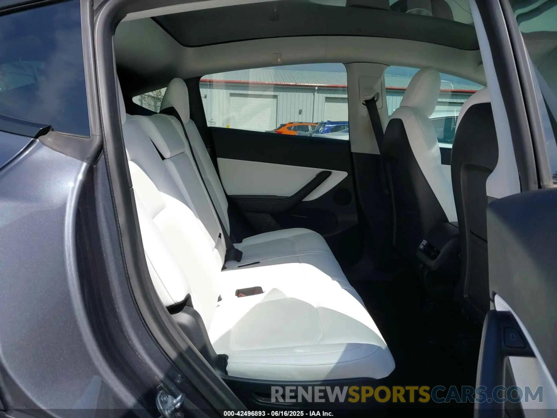 8 Photograph of a damaged car 7SAYGAEE3NF359220 TESLA MODEL Y 2022