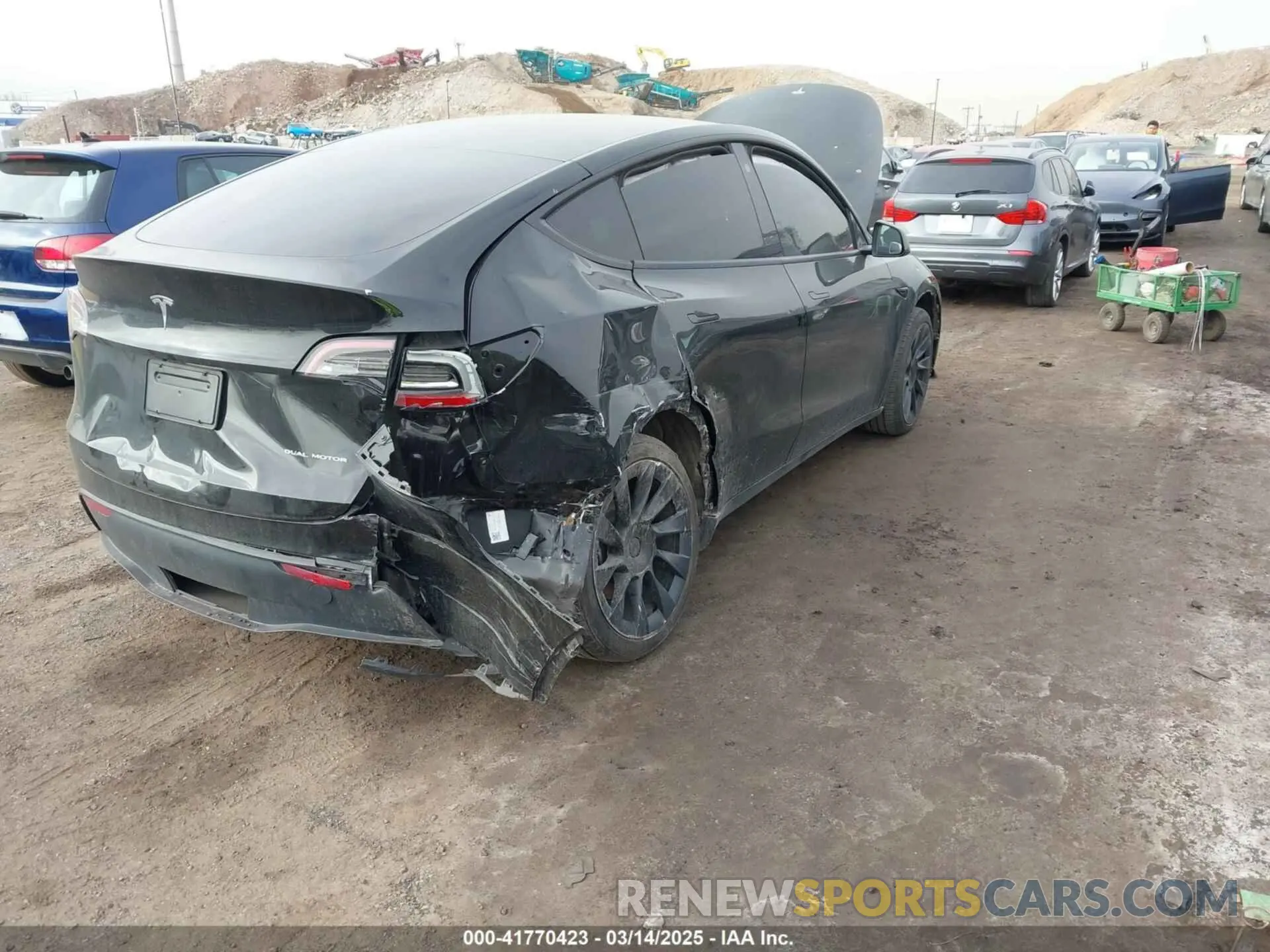 4 Photograph of a damaged car 7SAYGAEE3NF537420 TESLA MODEL Y 2022