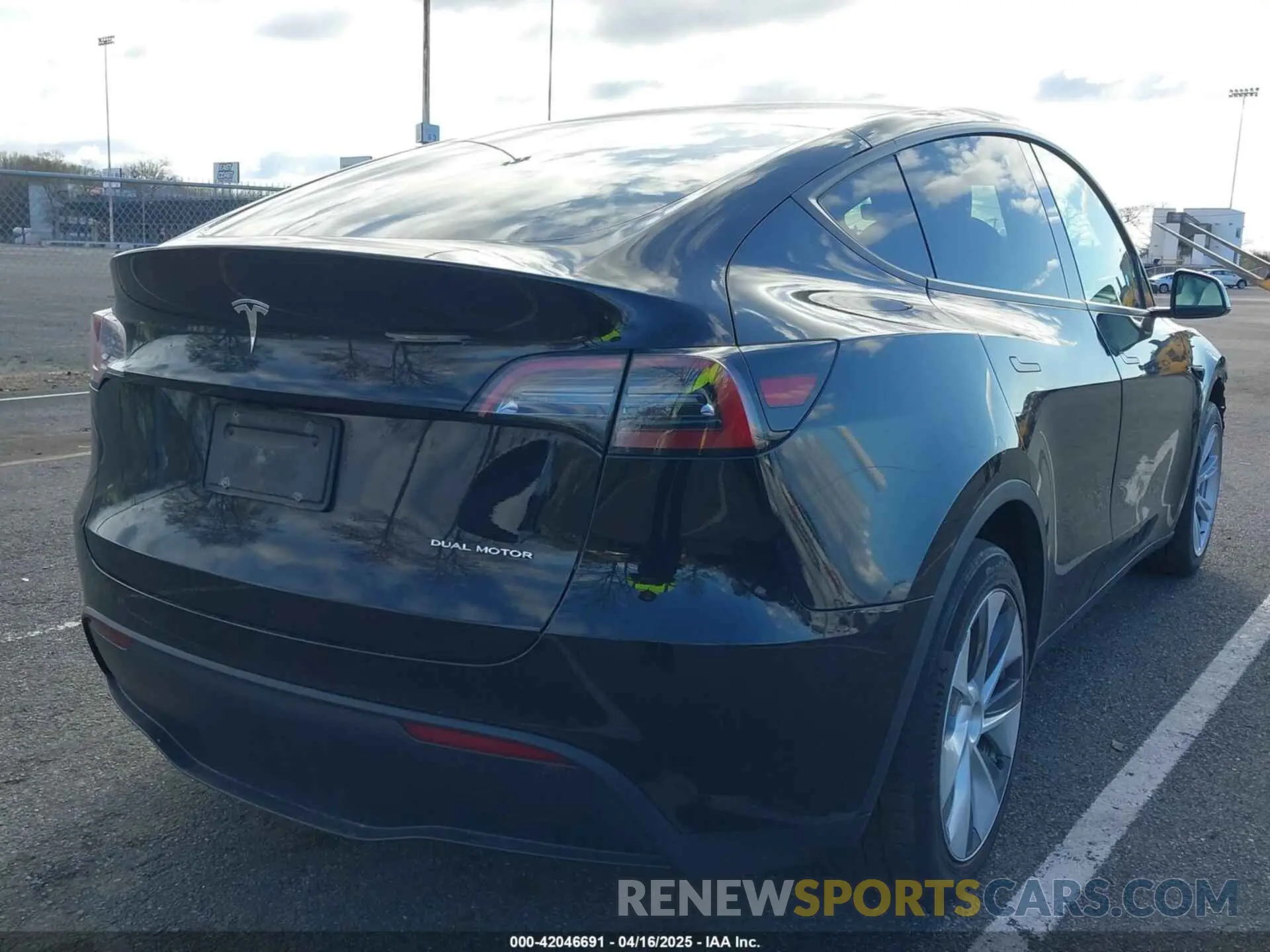 4 Photograph of a damaged car 7SAYGAEE4NF522330 TESLA MODEL Y 2022