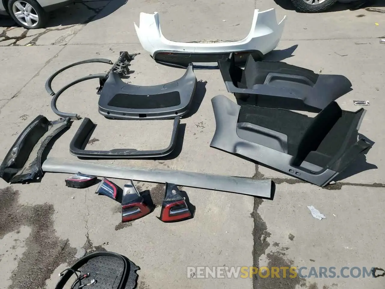 13 Photograph of a damaged car 7SAYGAEE4NF534588 TESLA MODEL Y 2022