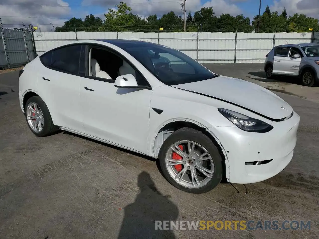 4 Photograph of a damaged car 7SAYGAEE5NF427064 TESLA MODEL Y 2022
