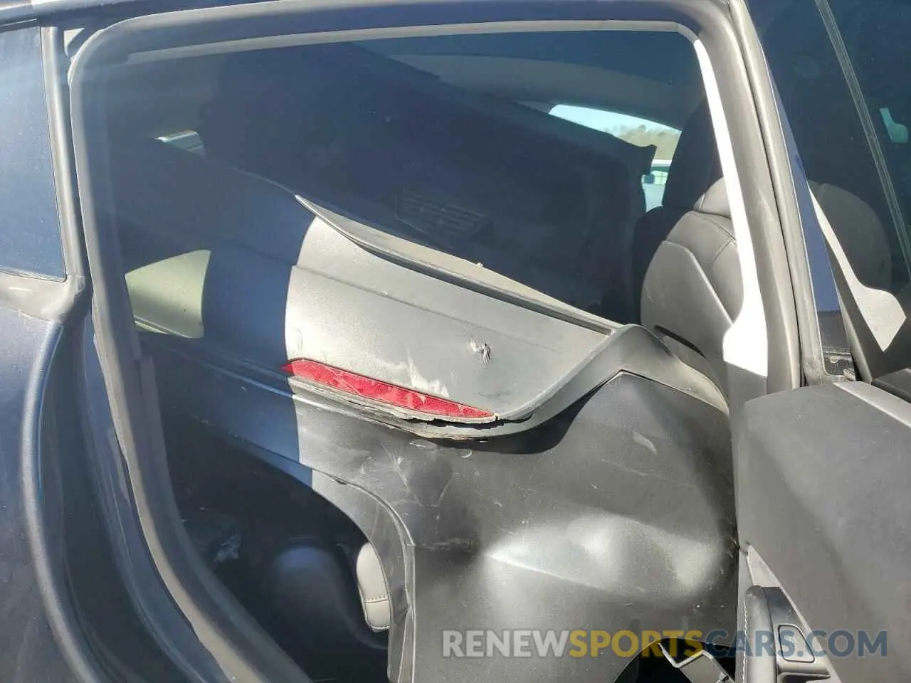 11 Photograph of a damaged car 7SAYGAEE5NF430627 TESLA MODEL Y 2022