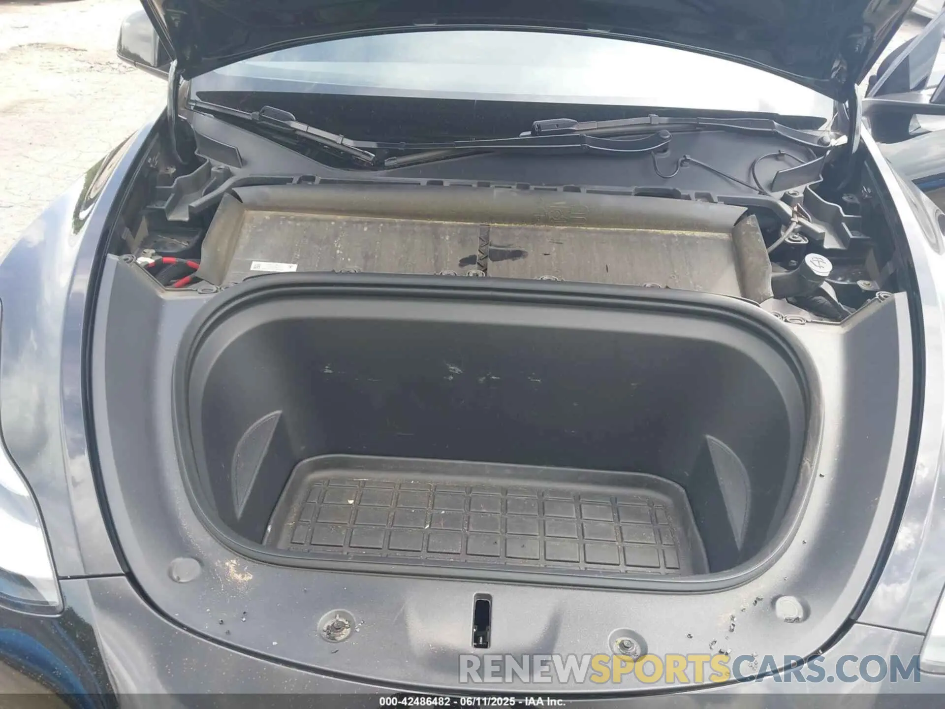 10 Photograph of a damaged car 7SAYGAEE6NF575000 TESLA MODEL Y 2022