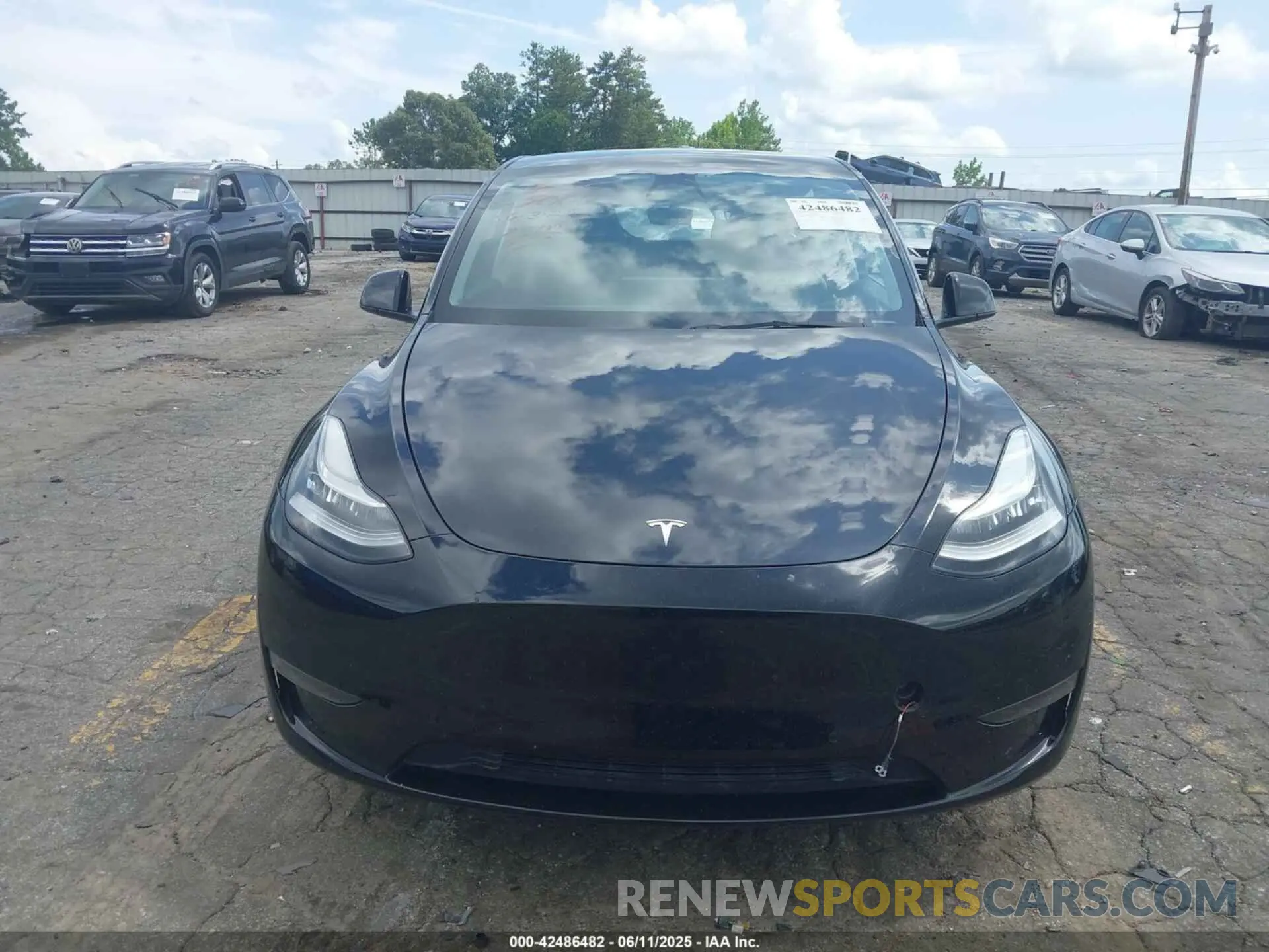 11 Photograph of a damaged car 7SAYGAEE6NF575000 TESLA MODEL Y 2022
