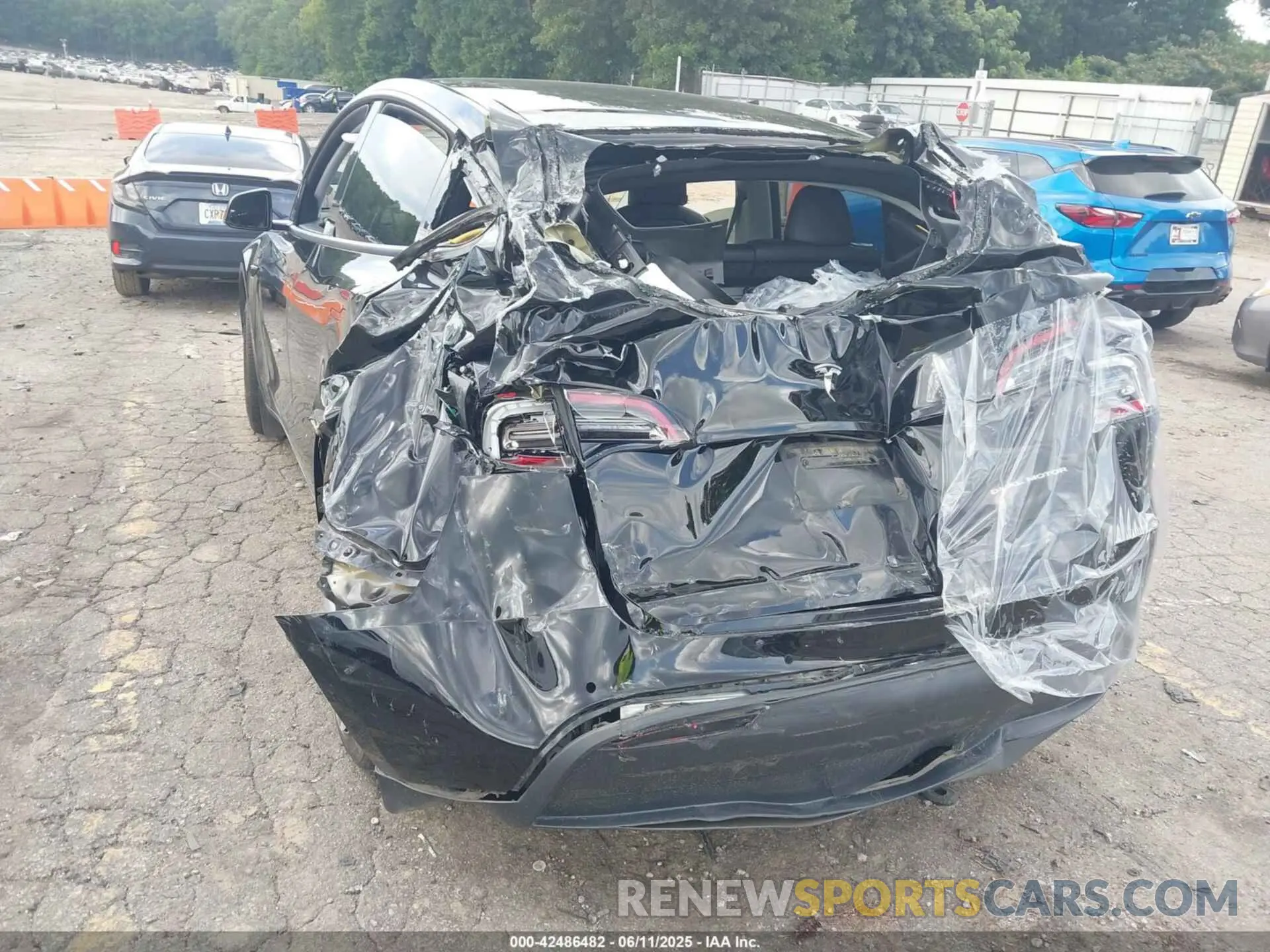 6 Photograph of a damaged car 7SAYGAEE6NF575000 TESLA MODEL Y 2022