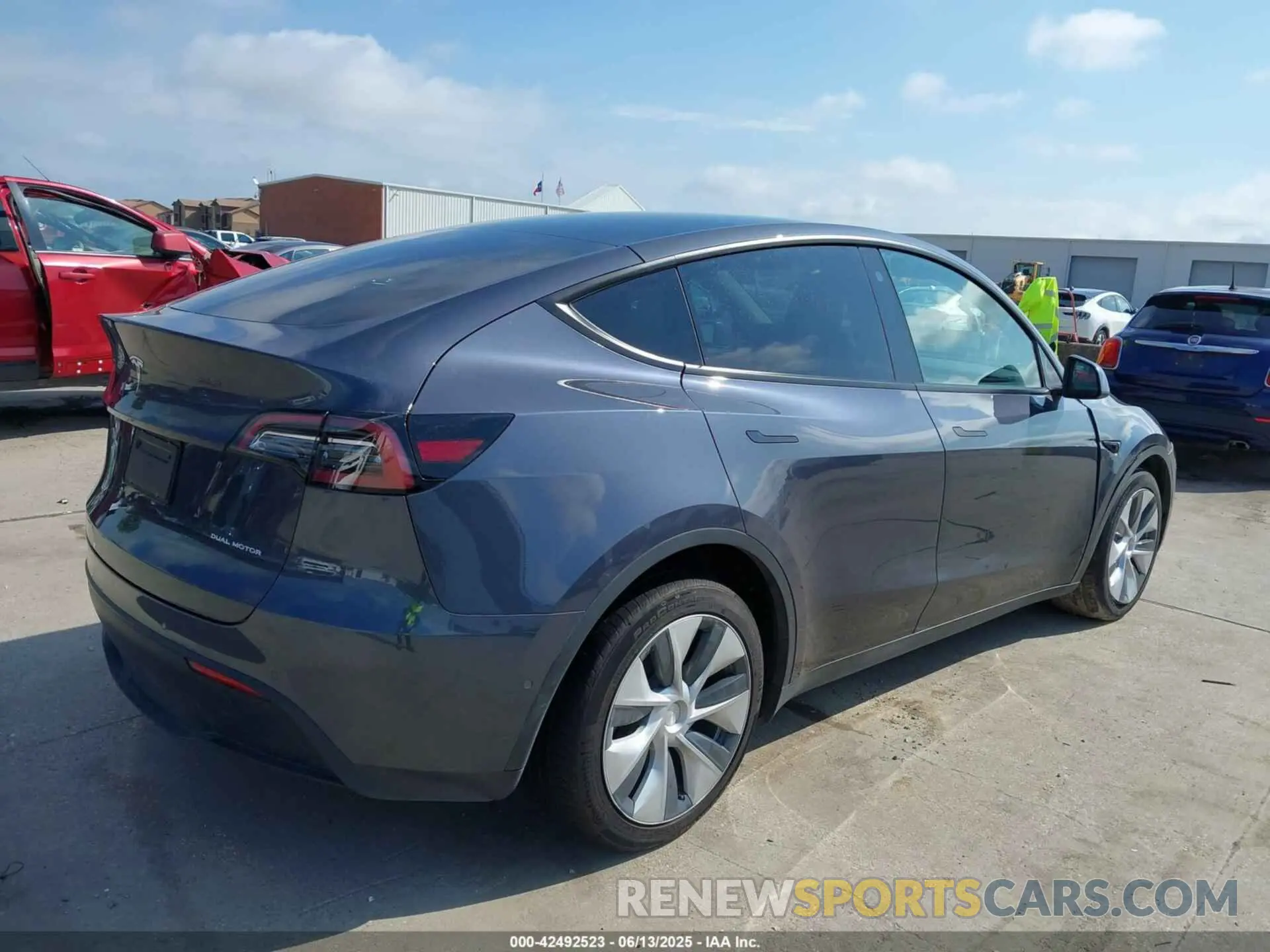 4 Photograph of a damaged car 7SAYGAEE7NF389319 TESLA MODEL Y 2022