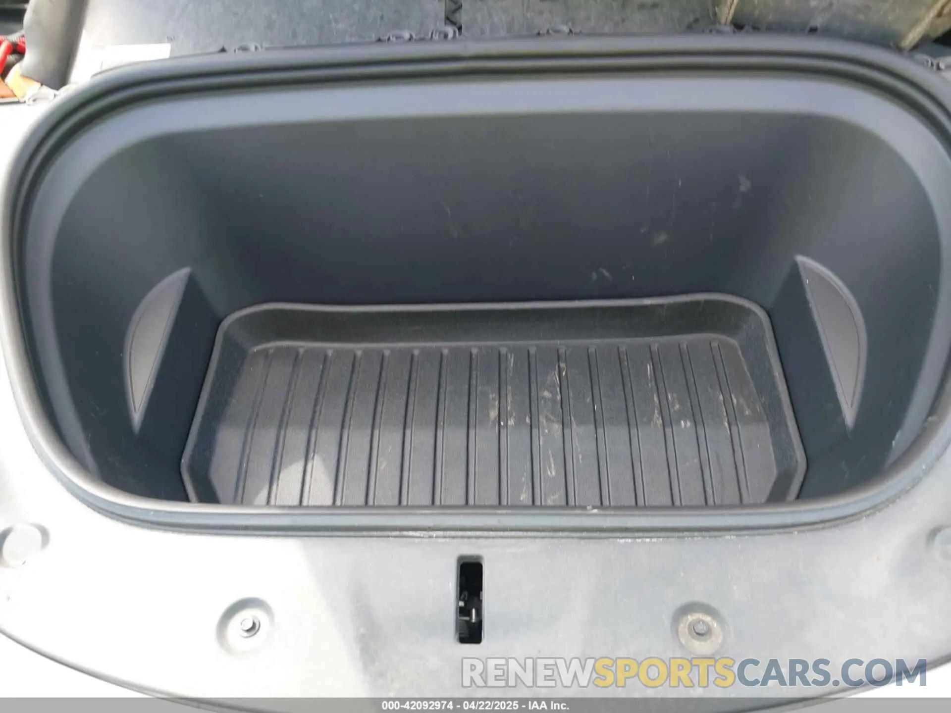 10 Photograph of a damaged car 7SAYGAEE8NF547845 TESLA MODEL Y 2022