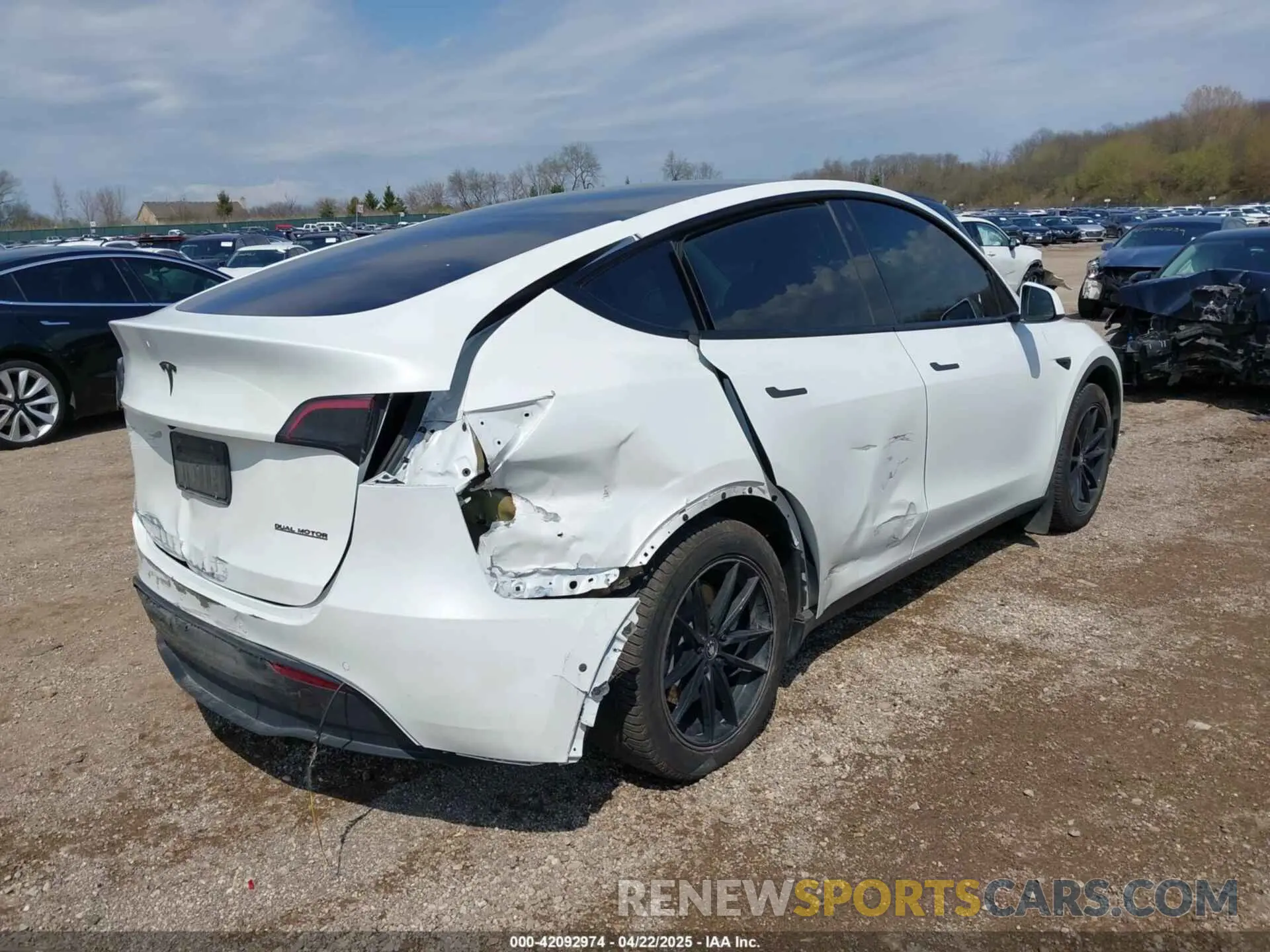 4 Photograph of a damaged car 7SAYGAEE8NF547845 TESLA MODEL Y 2022