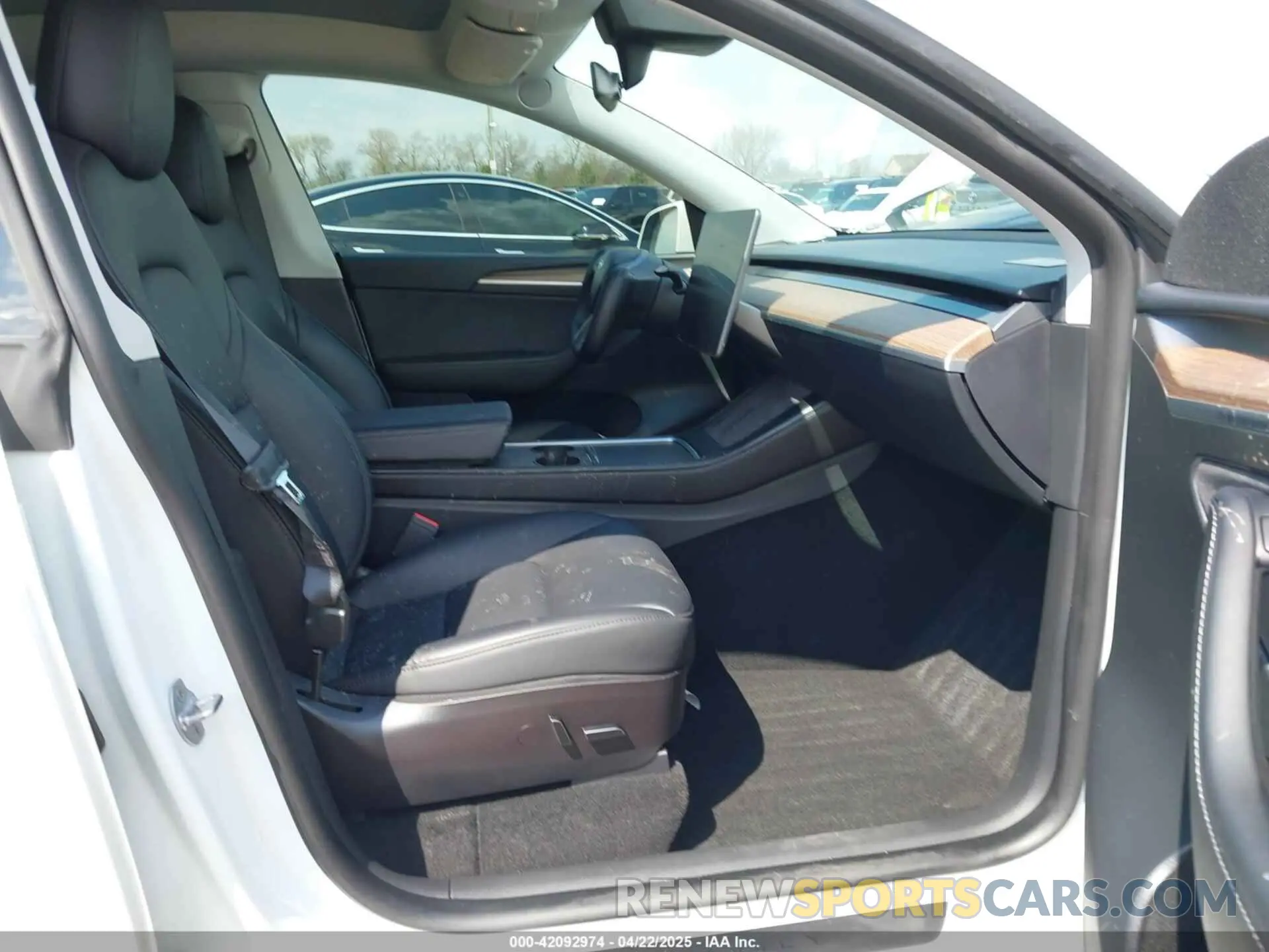 5 Photograph of a damaged car 7SAYGAEE8NF547845 TESLA MODEL Y 2022