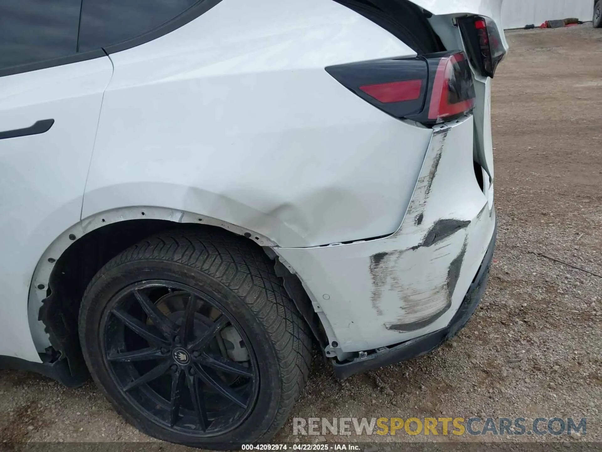 6 Photograph of a damaged car 7SAYGAEE8NF547845 TESLA MODEL Y 2022
