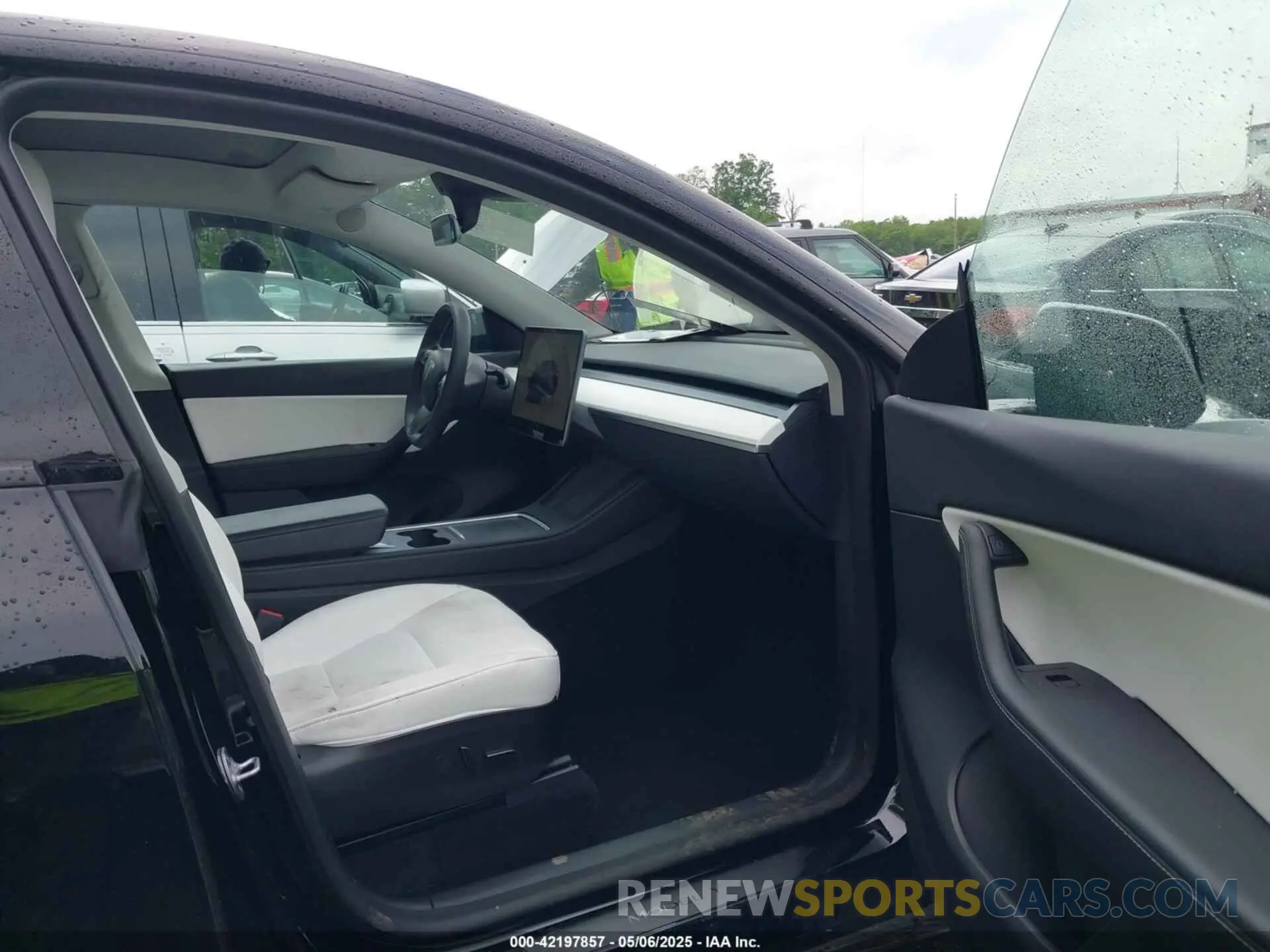5 Photograph of a damaged car 7SAYGAEE9NF464960 TESLA MODEL Y 2022