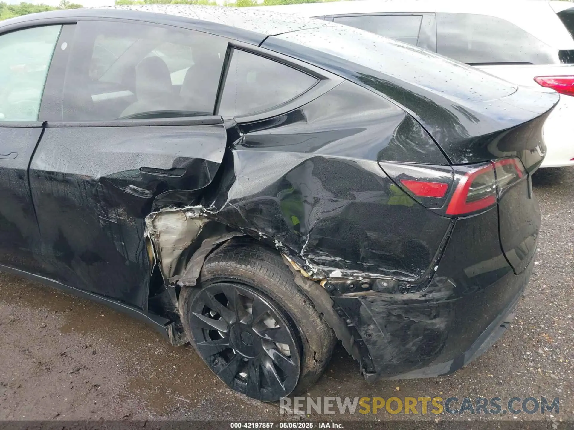 6 Photograph of a damaged car 7SAYGAEE9NF464960 TESLA MODEL Y 2022