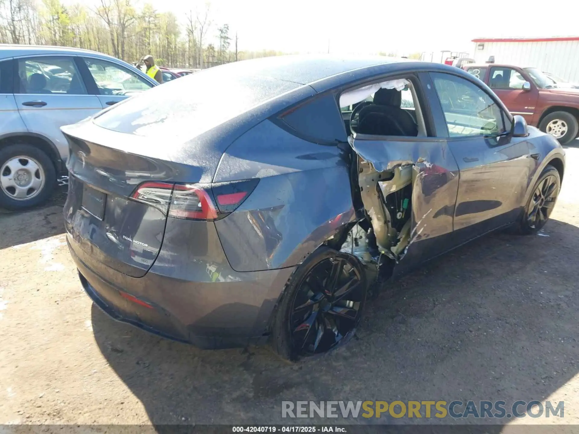 4 Photograph of a damaged car 7SAYGAEE9NF574634 TESLA MODEL Y 2022
