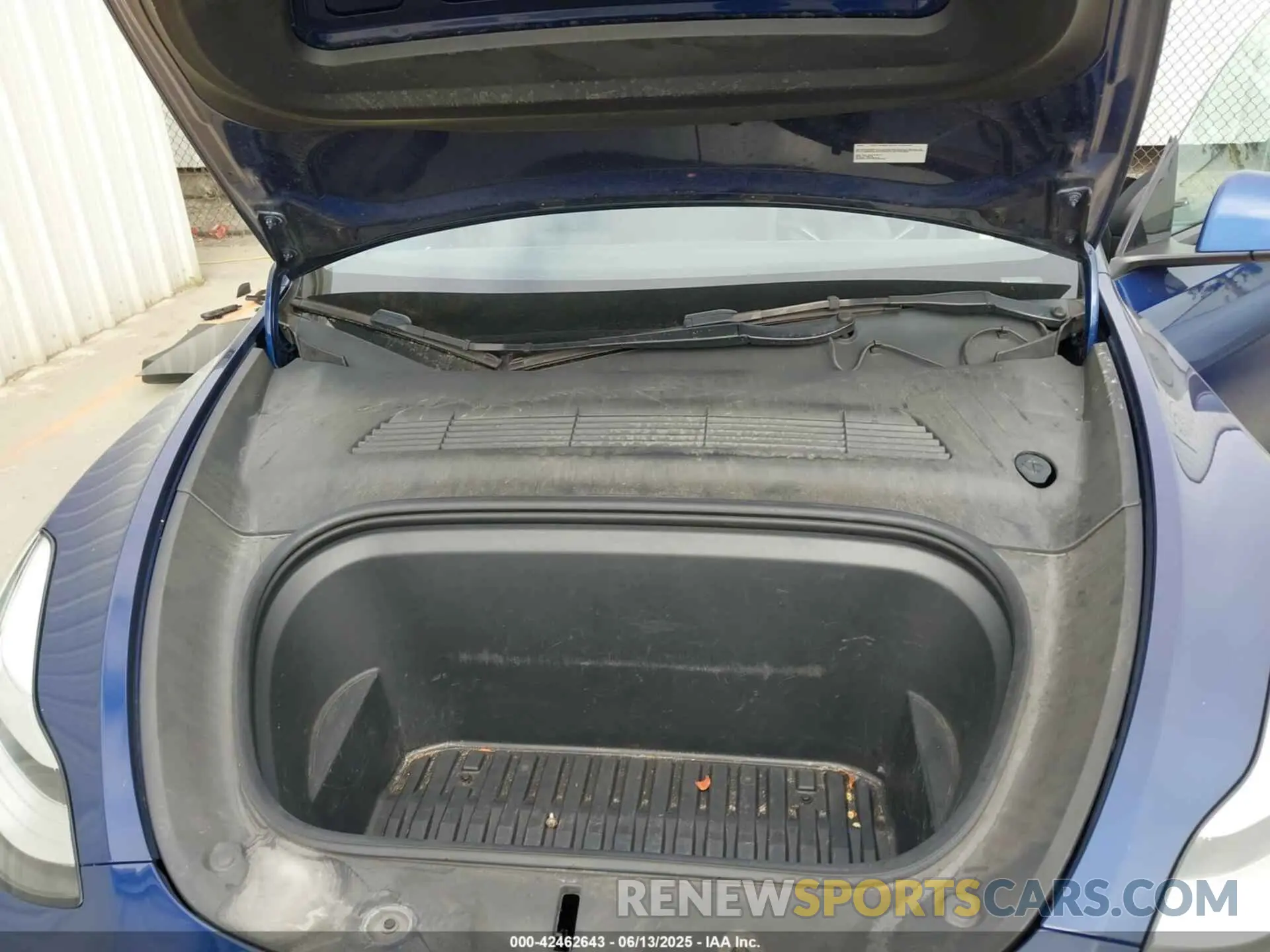 10 Photograph of a damaged car 7SAYGAEEXNF363300 TESLA MODEL Y 2022