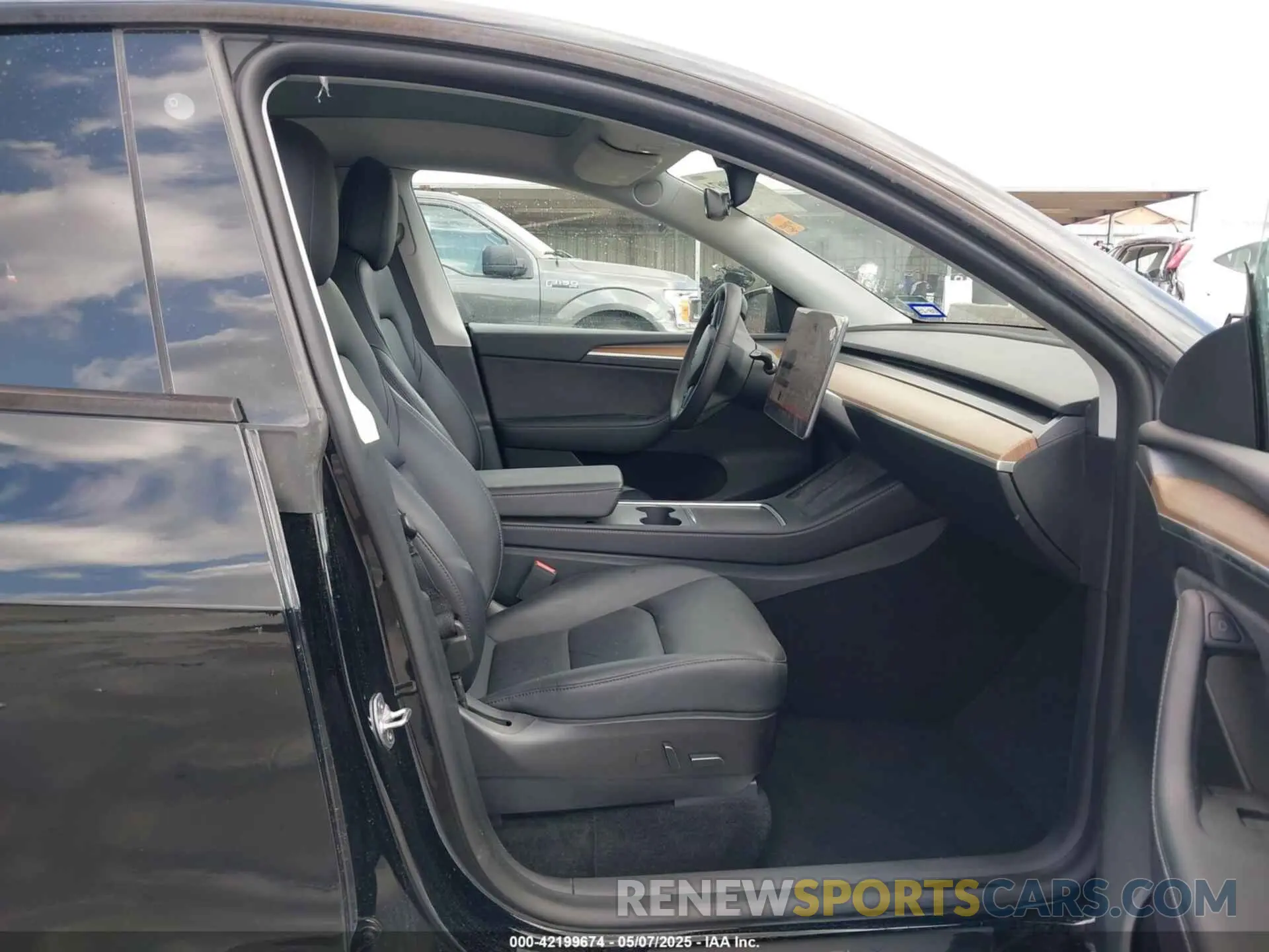 5 Photograph of a damaged car 7SAYGAEEXNF543540 TESLA MODEL Y 2022