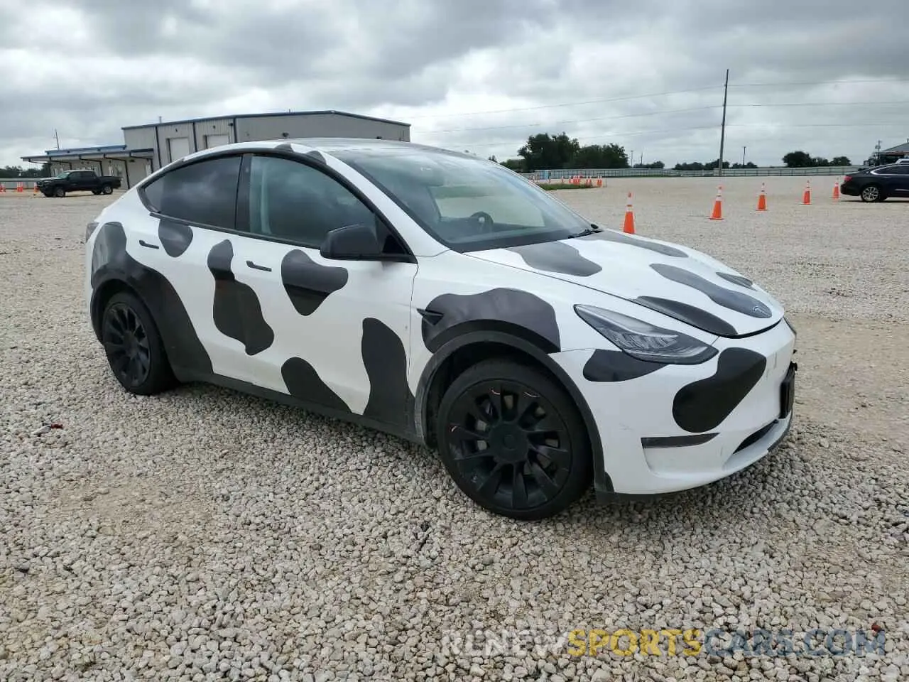 4 Photograph of a damaged car 7SAYGDEE1NA001175 TESLA MODEL Y 2022