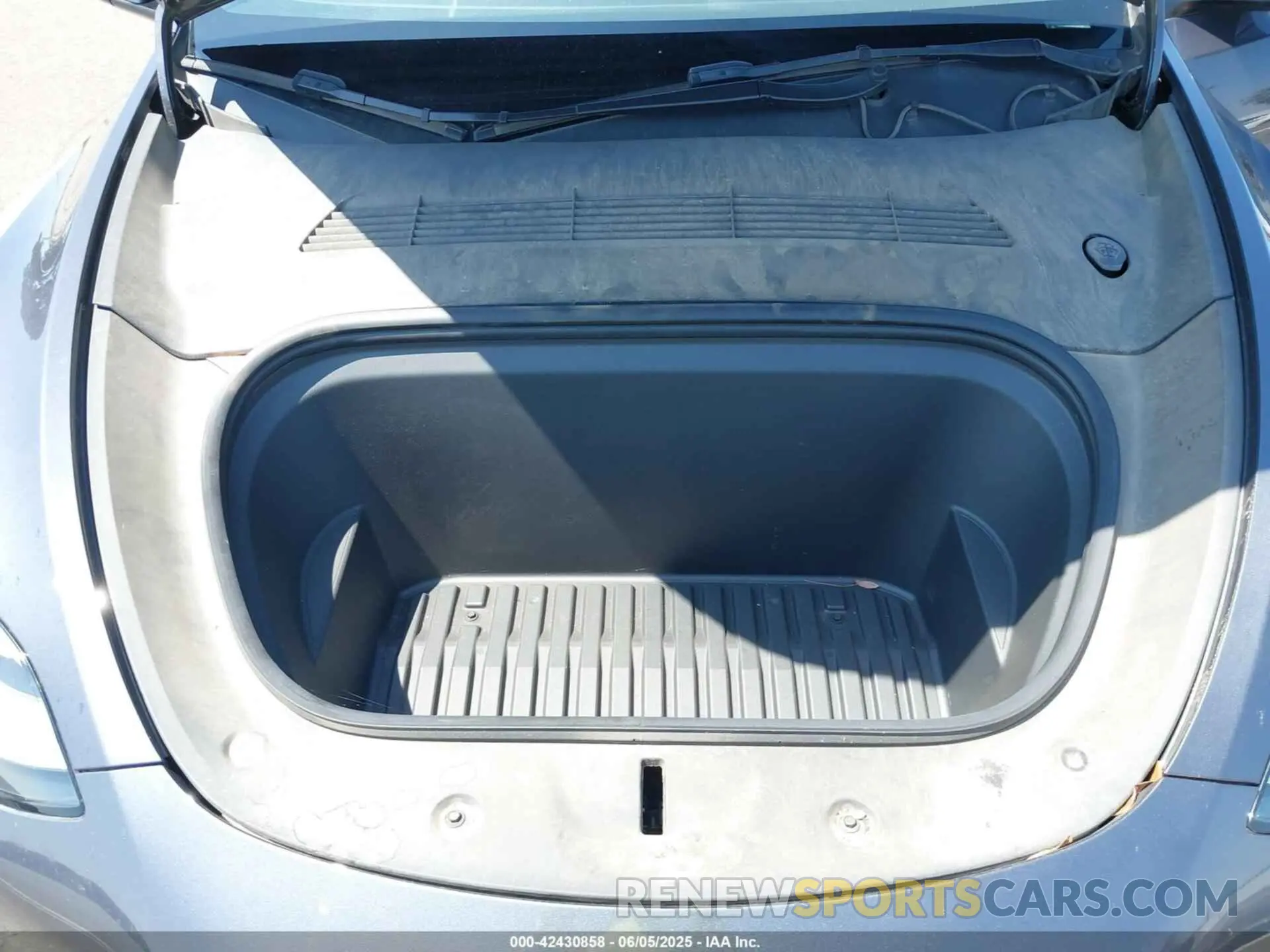 10 Photograph of a damaged car 7SAYGDEE1NF312334 TESLA MODEL Y 2022