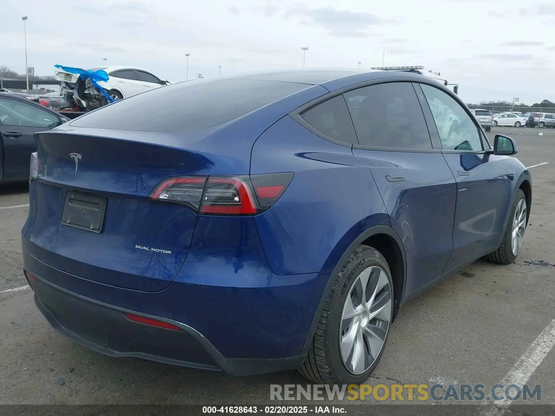 4 Photograph of a damaged car 7SAYGDEE1NF329909 TESLA MODEL Y 2022
