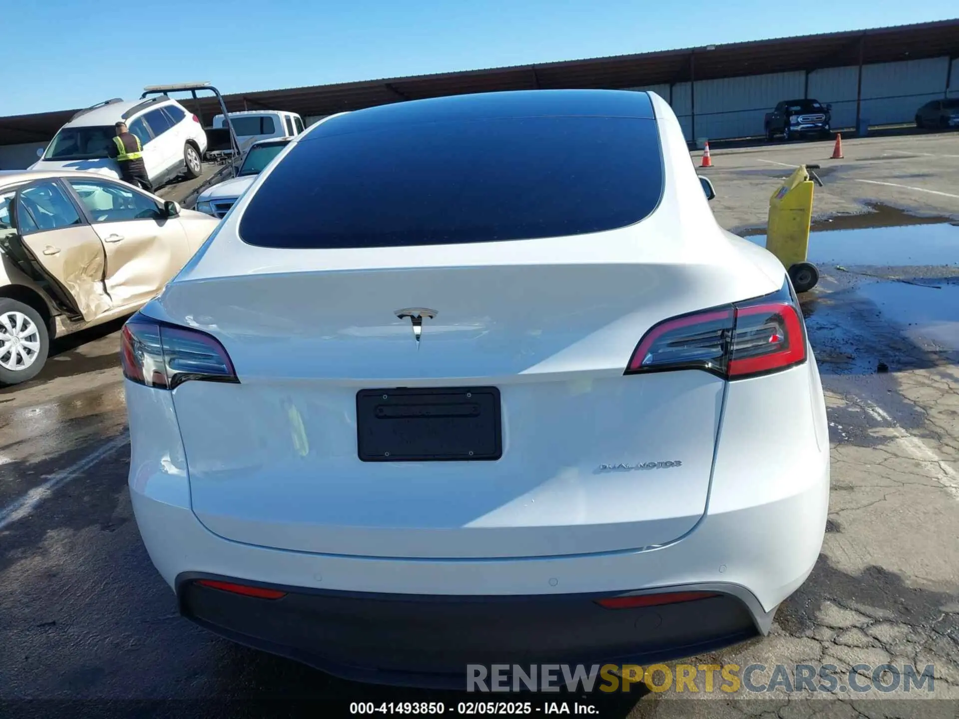 16 Photograph of a damaged car 7SAYGDEE1NF402745 TESLA MODEL Y 2022