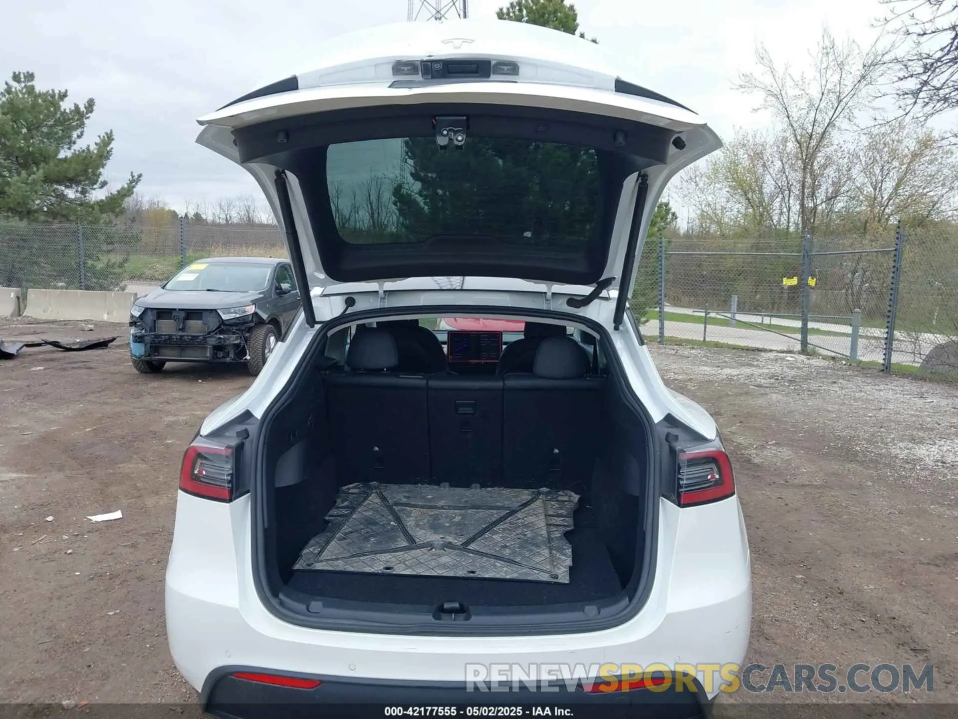 10 Photograph of a damaged car 7SAYGDEE1NF421098 TESLA MODEL Y 2022