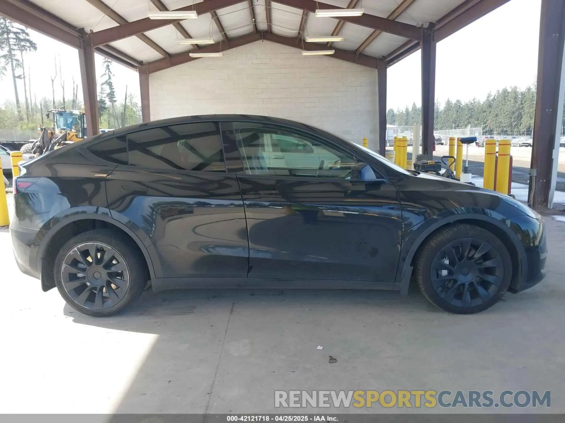 13 Photograph of a damaged car 7SAYGDEE1NF550202 TESLA MODEL Y 2022