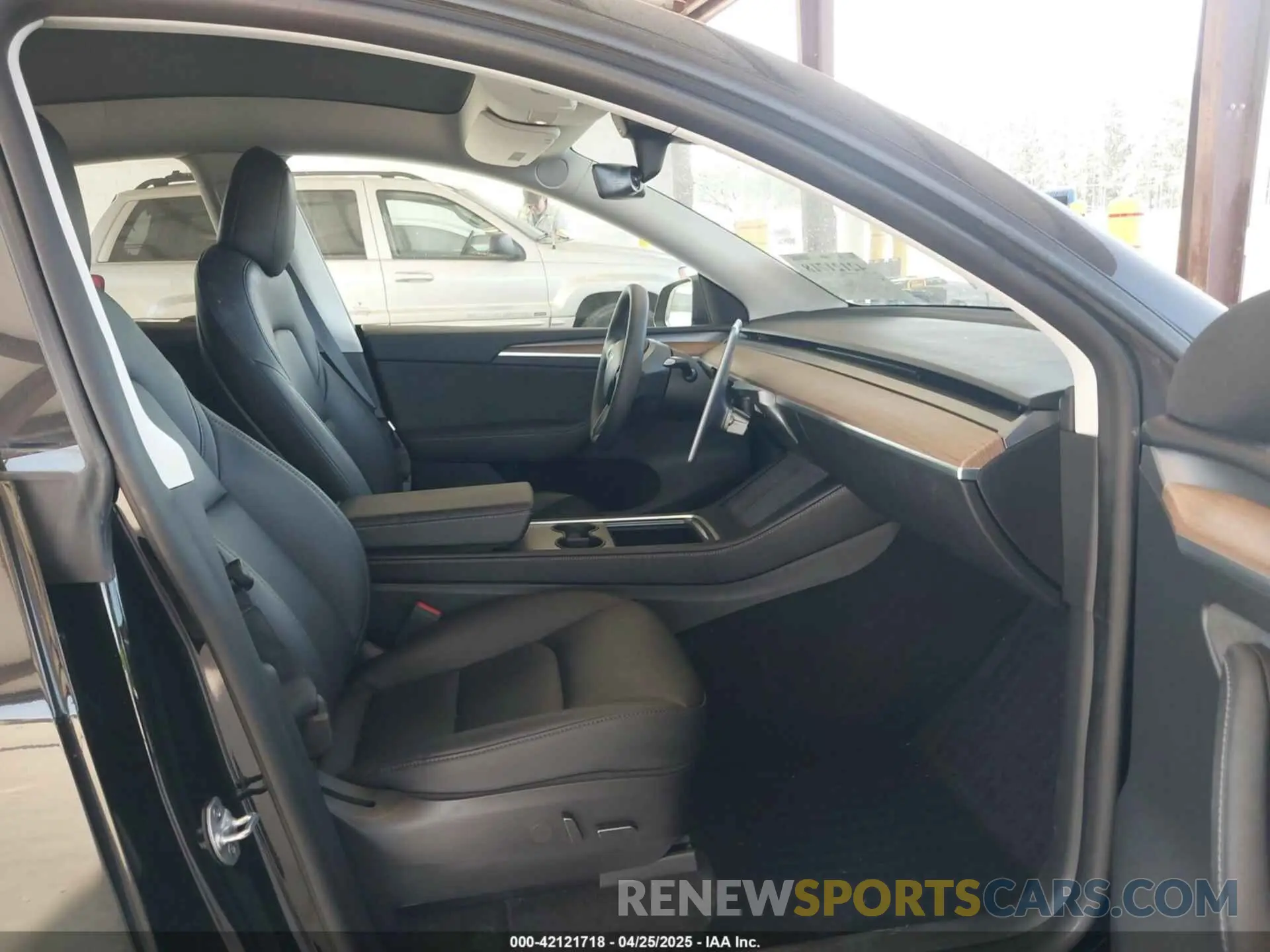 5 Photograph of a damaged car 7SAYGDEE1NF550202 TESLA MODEL Y 2022