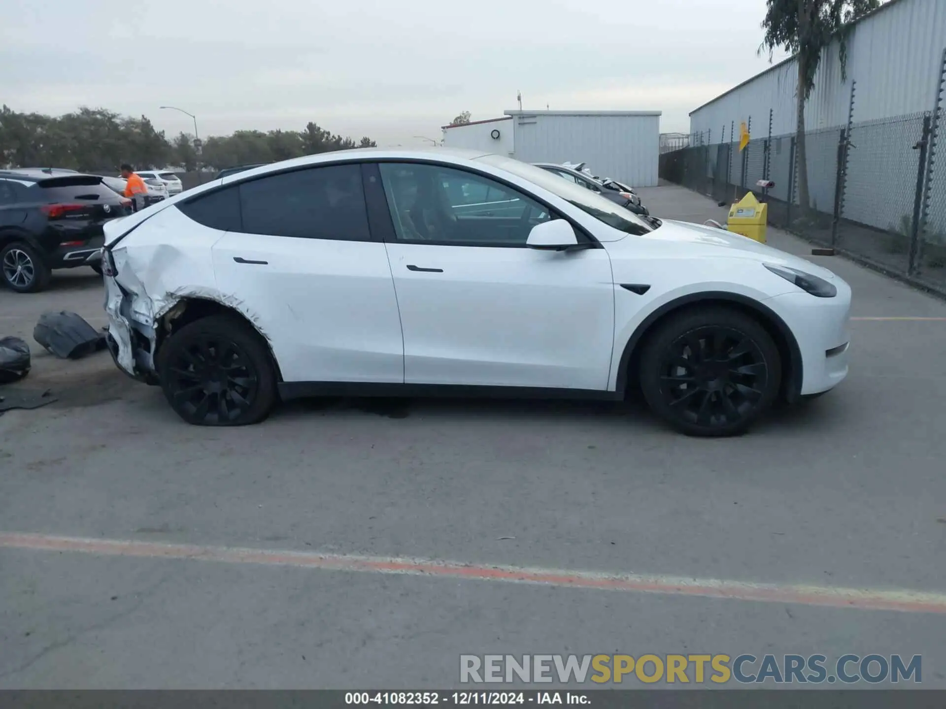 13 Photograph of a damaged car 7SAYGDEE1NF559482 TESLA MODEL Y 2022