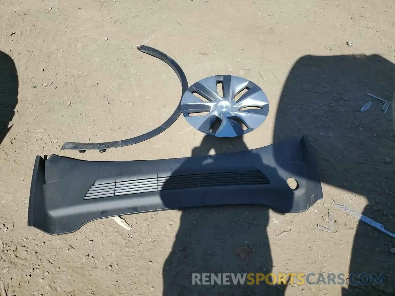 12 Photograph of a damaged car 7SAYGDEE2NF402320 TESLA MODEL Y 2022