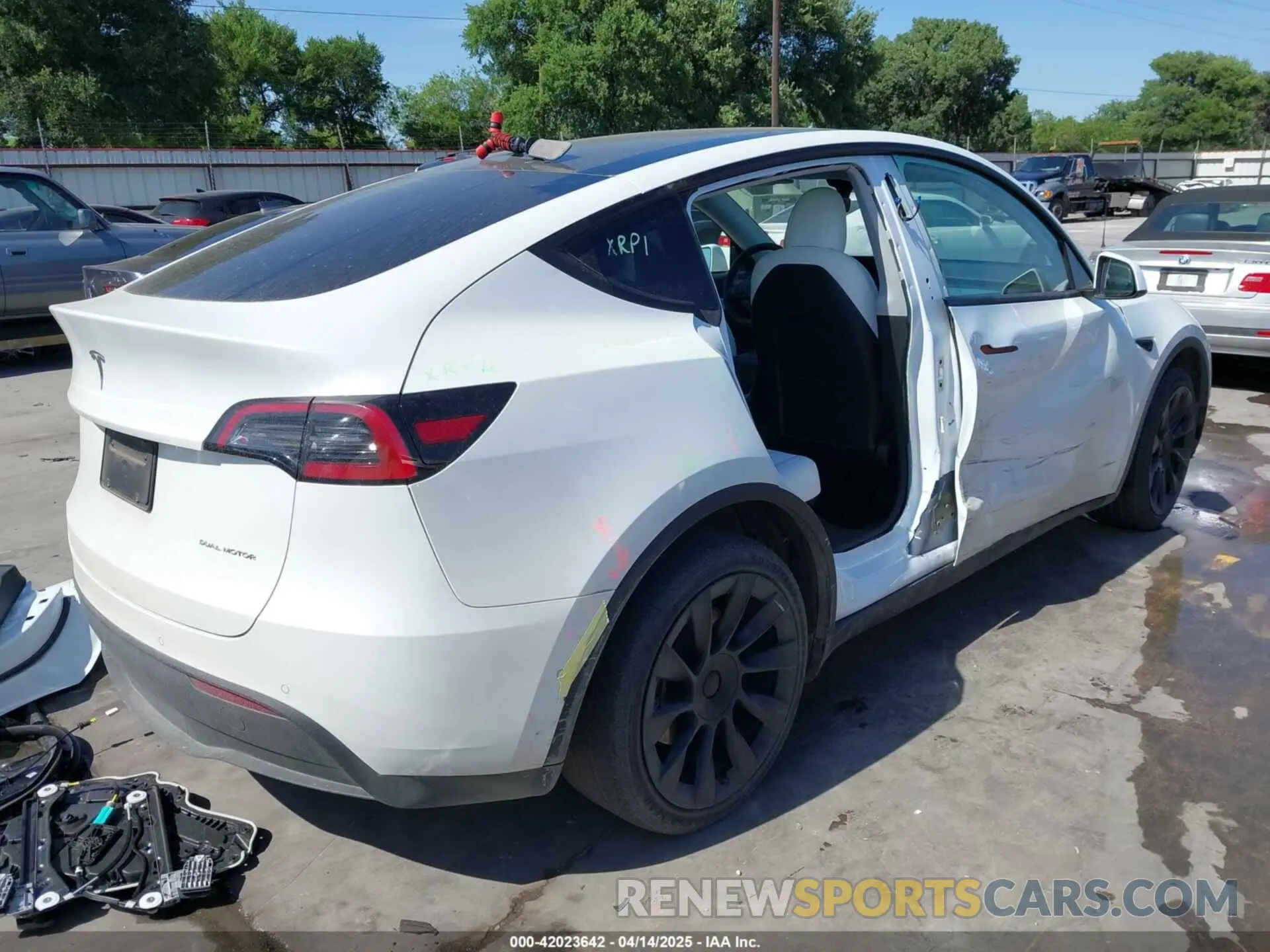 6 Photograph of a damaged car 7SAYGDEE2NF420882 TESLA MODEL Y 2022