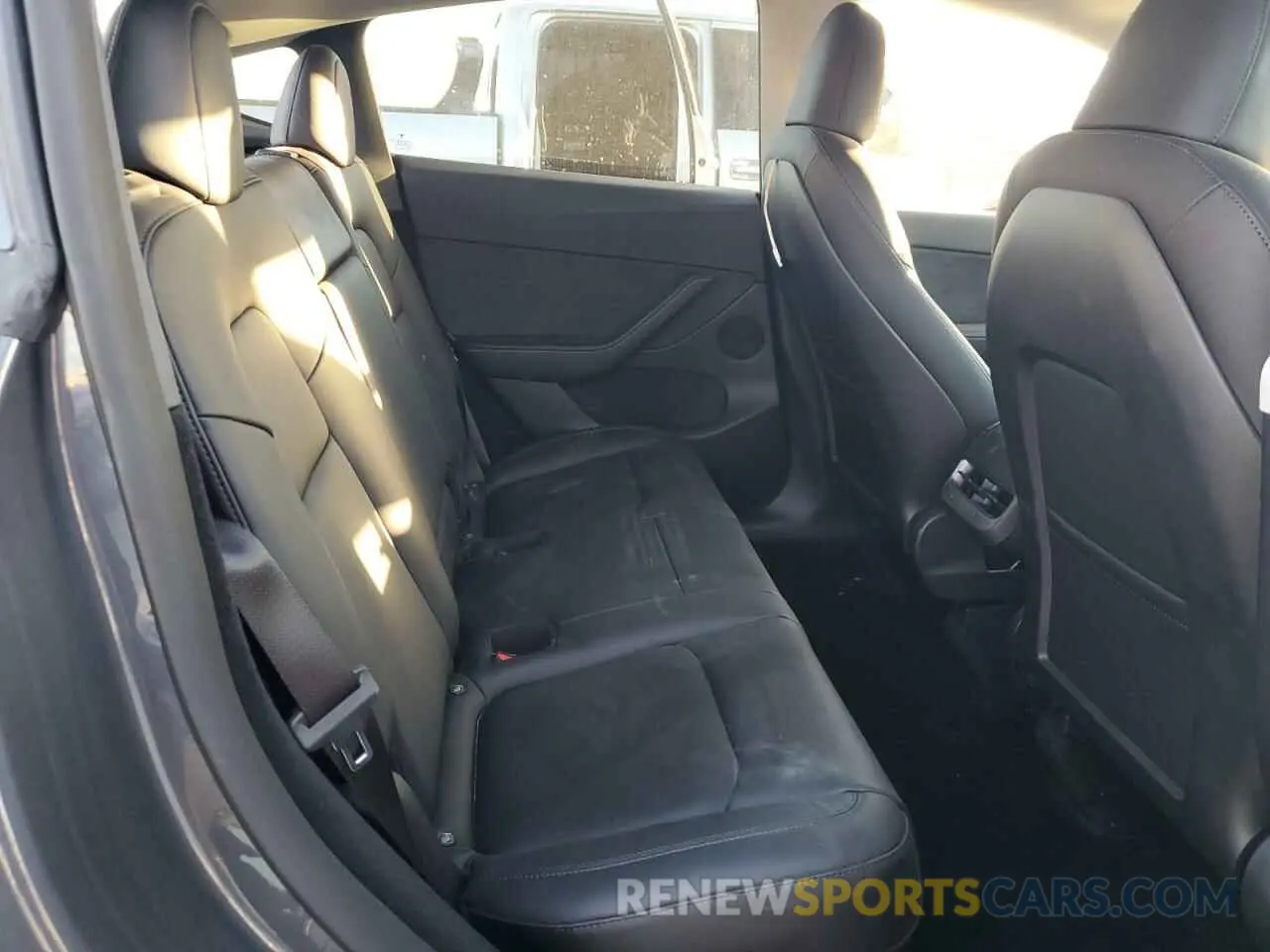10 Photograph of a damaged car 7SAYGDEE3NA004899 TESLA MODEL Y 2022