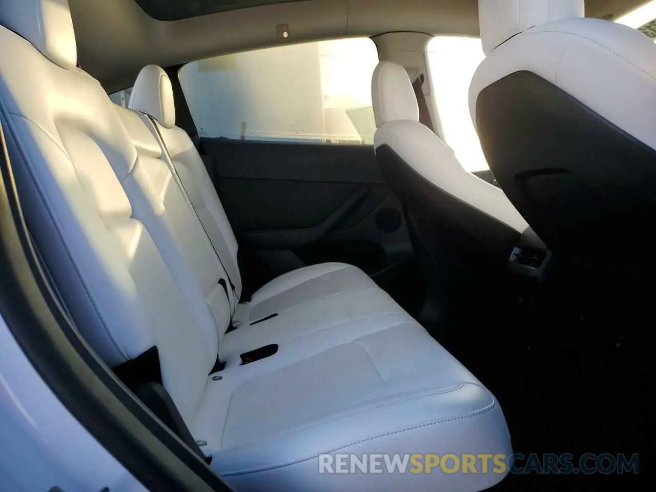 10 Photograph of a damaged car 7SAYGDEE3NF533515 TESLA MODEL Y 2022